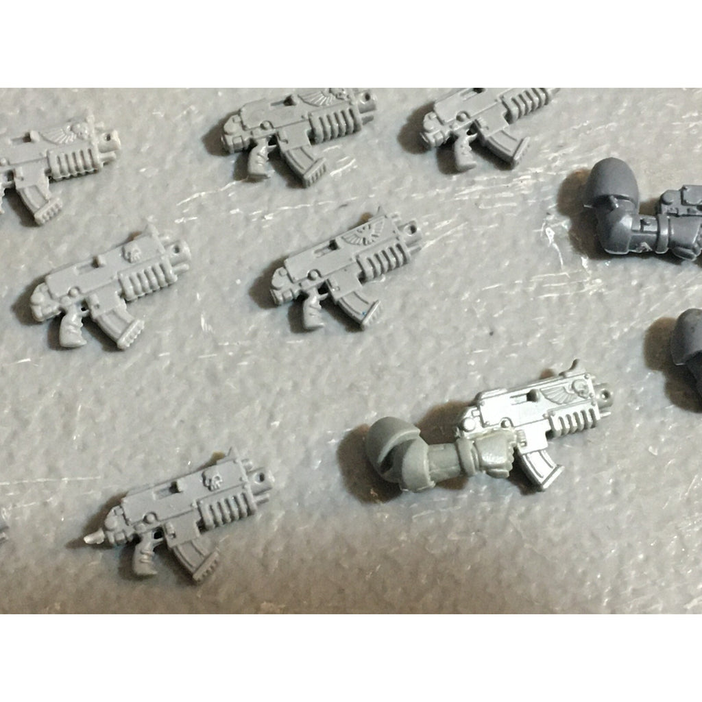 A22920 WARHAMMER 40K SPACE MARINES BITS LOT BOLTERS PISTOLS GAMES WORKSHOP GW