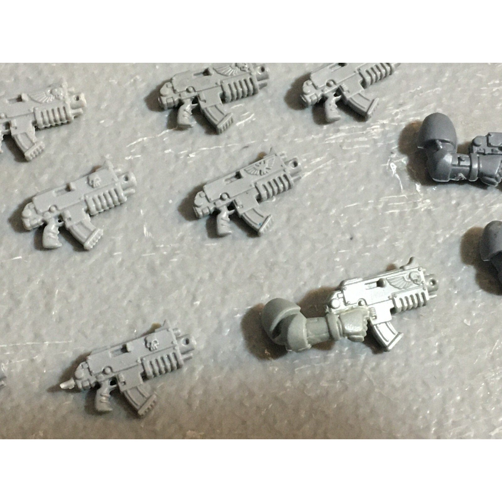 A22920 WARHAMMER 40K SPACE MARINES BITS LOT BOLTERS PISTOLS GAMES WORKSHOP GW