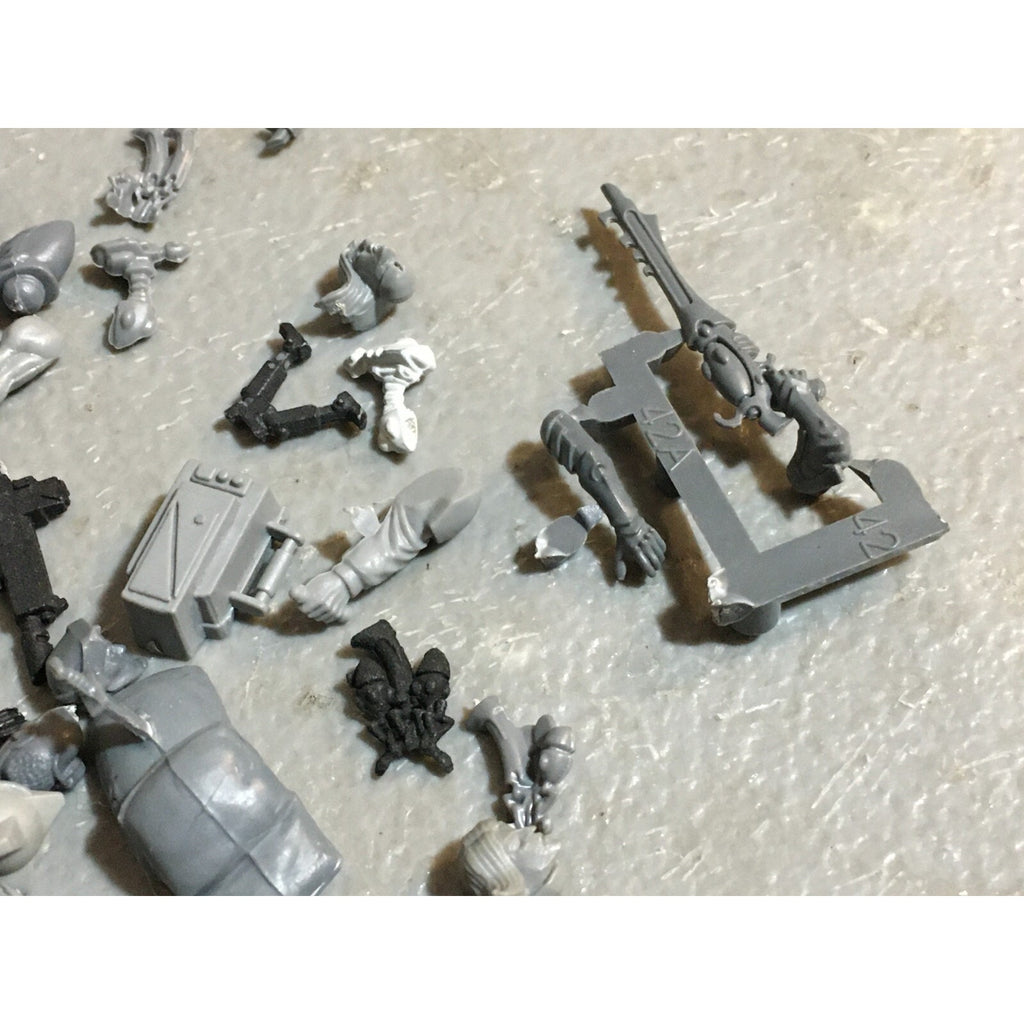 A23467 WARHAMMER 40K MIXED BITS LOT SPACE MARINES TAU ELDAR CHAOS GAMES WORKSHOP