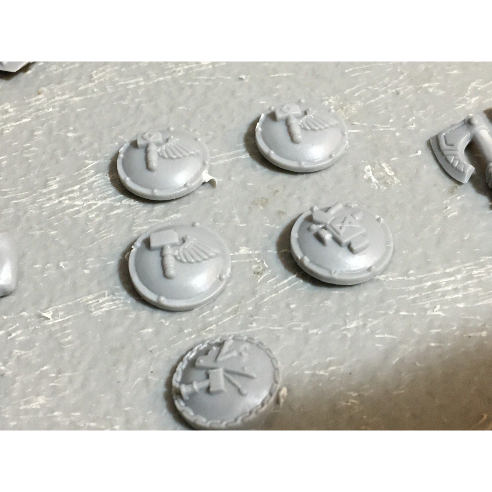 A23403 WARHAMMER FANTASY DWARFS BITS LOT WARRIORS MIXED SHIELD BANNER ARM HAND
