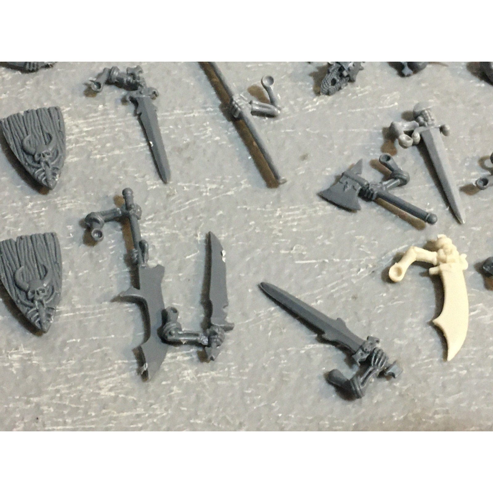 A28766 WARHAMMER FANTASY OLD WORLD VAMPIRE COUNTS BITS LOT SKELETON HEADS ARMS