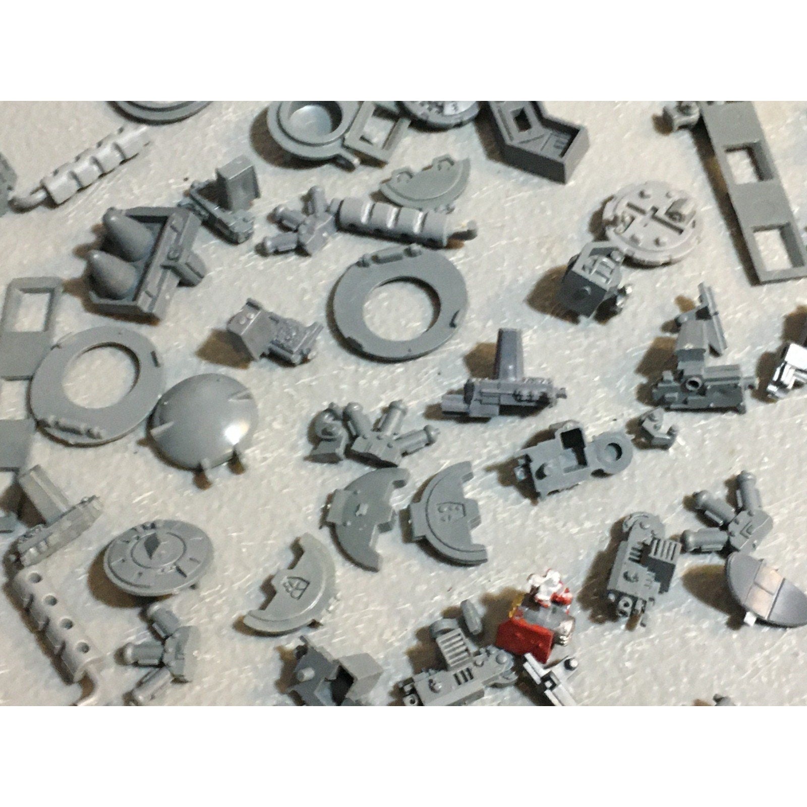 A24525 WARHAMMER 40K SPACE MARINES BITS LOT TANKS LIDS ACCESSOIRES