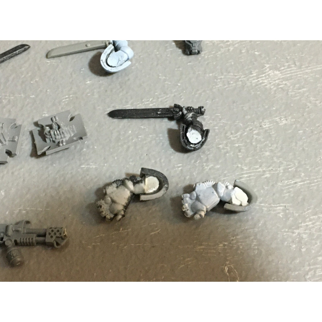 A22989 WARHAMMER 40K SPACE MARINES BITS LOT SWORDS FISTS POWER GW GAMES WORKSHOP