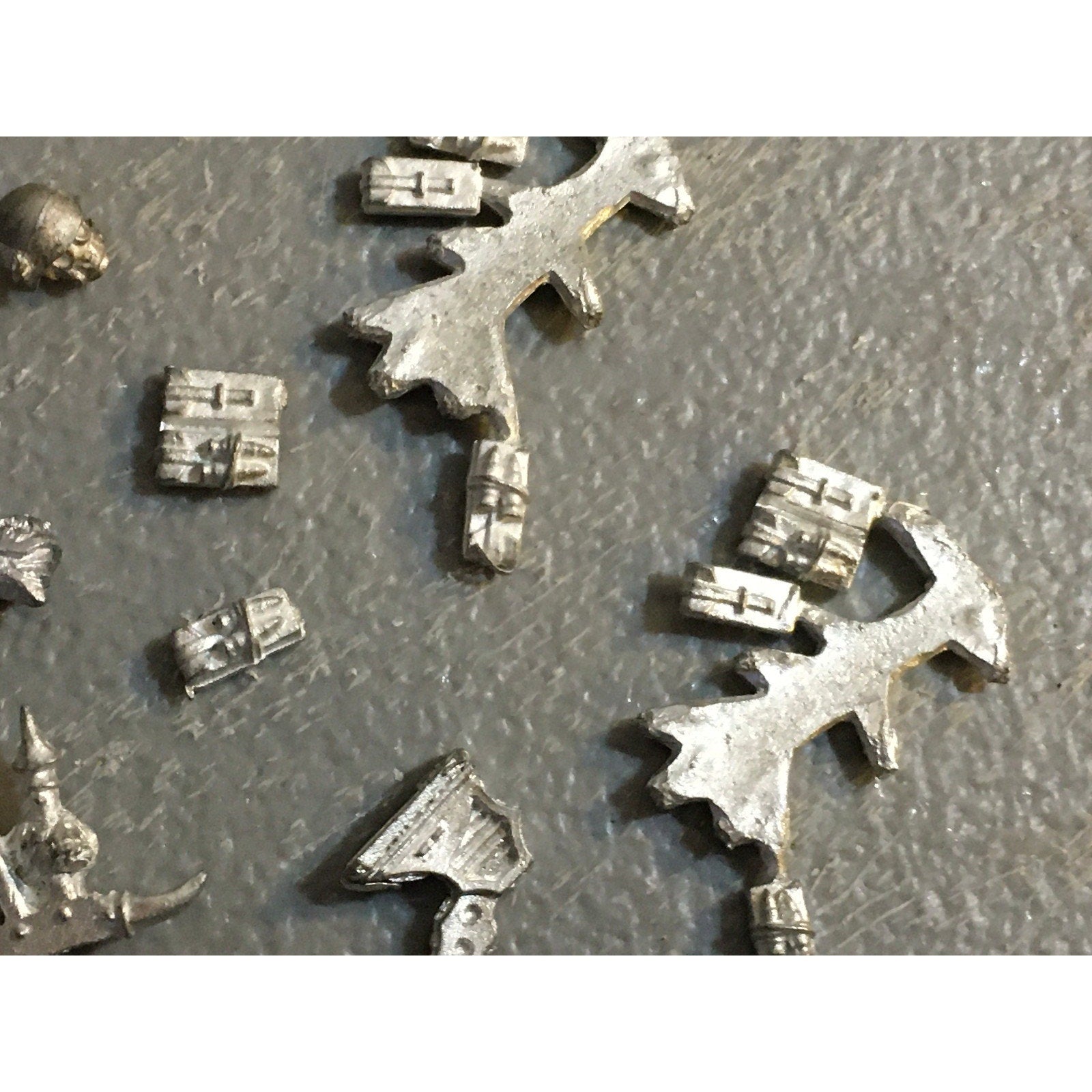 A32577 WARHAMMER 40K MIXED RANDOM BITS LOT ALL METAL POUCH HOLSTER GW