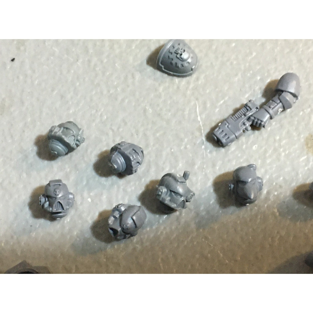 A27488 WARHAMMER 40K SPACE MARINES BITS LOT ARMS HEADS SCOUT GW