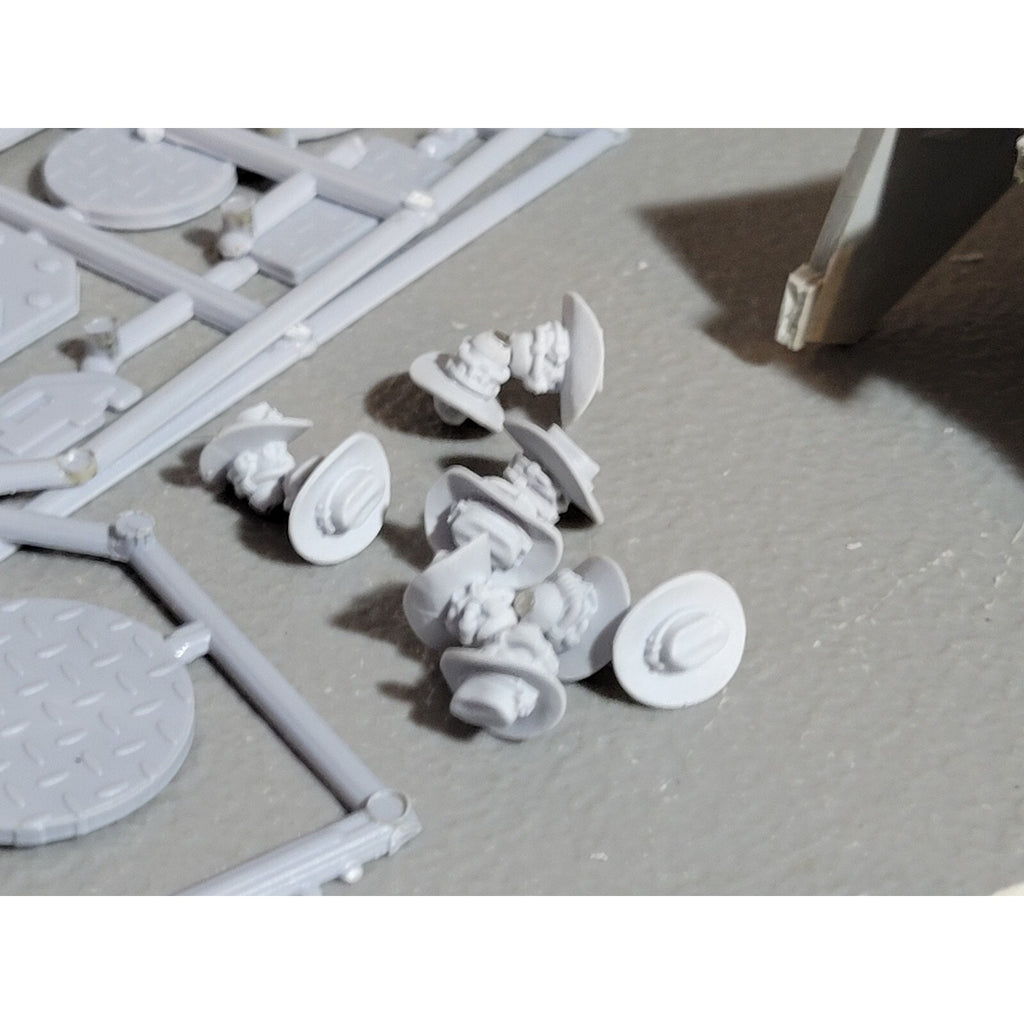 A17898 UNKNOWN TANK LOT BITS GUNS HEADS FUTURISTIC SCI-FI BATTLE
