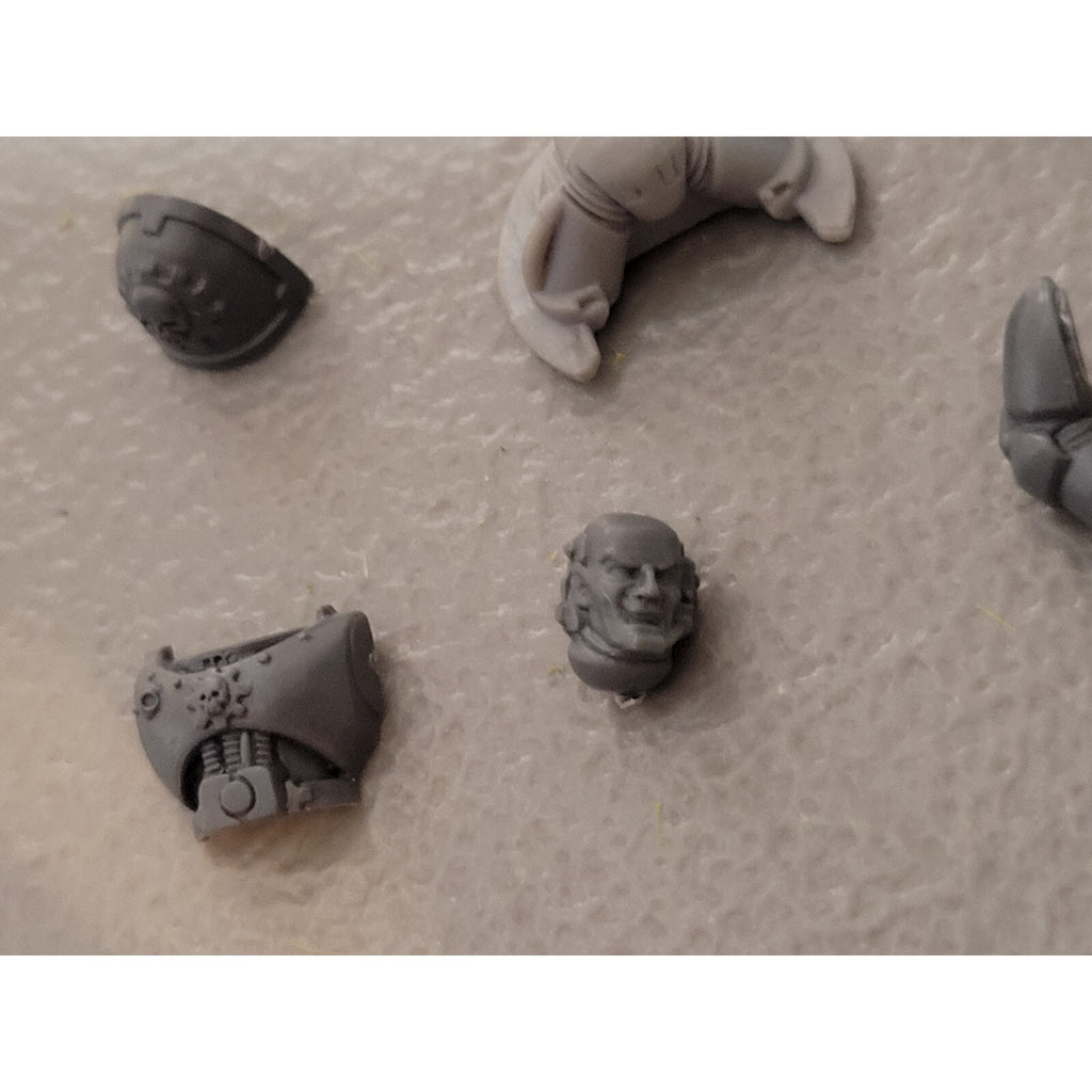 A17961 WARHAMMER 40K CHAOS SPACE MARINES TANK GUNNER BITS LOT