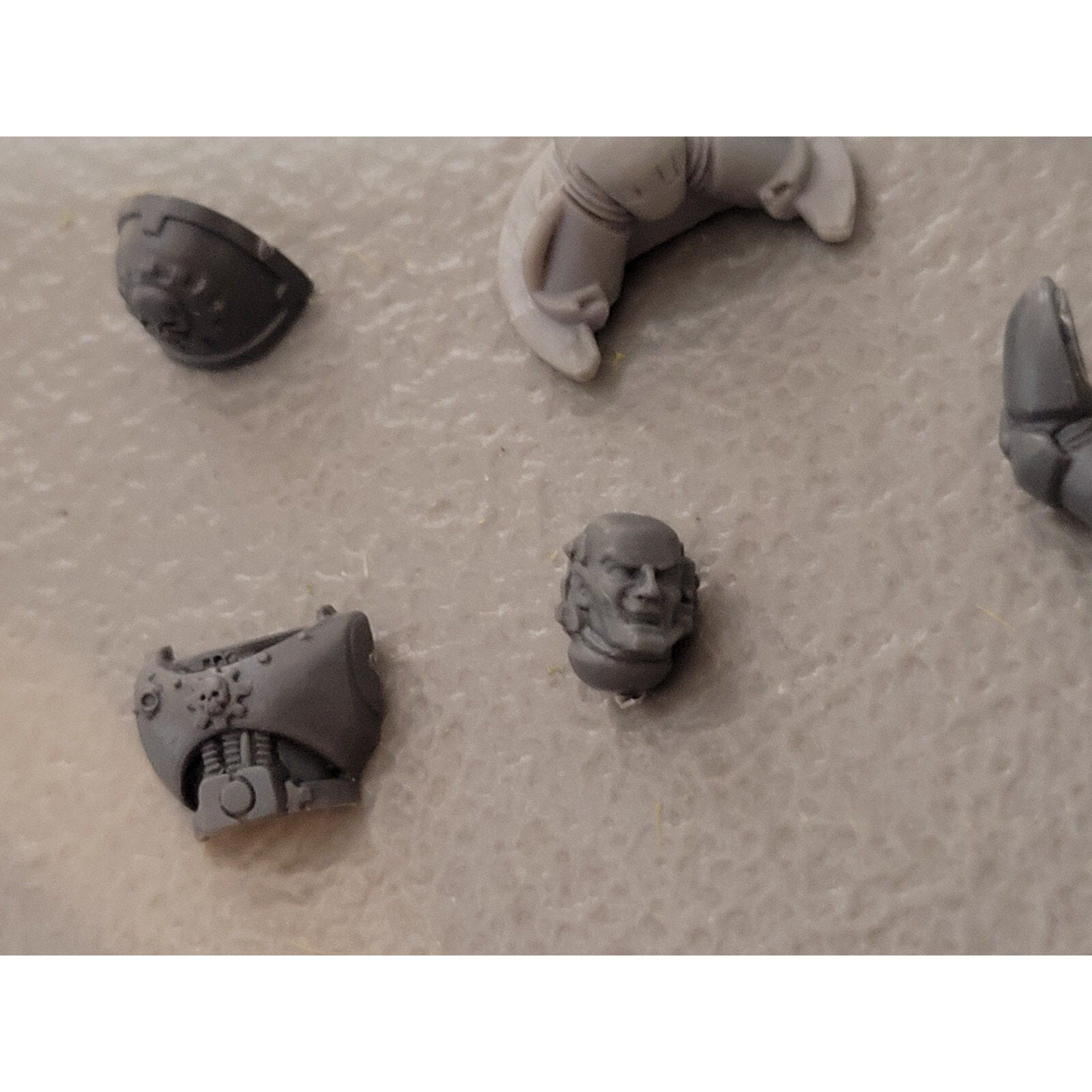 A17961 WARHAMMER 40K CHAOS SPACE MARINES TANK GUNNER BITS LOT