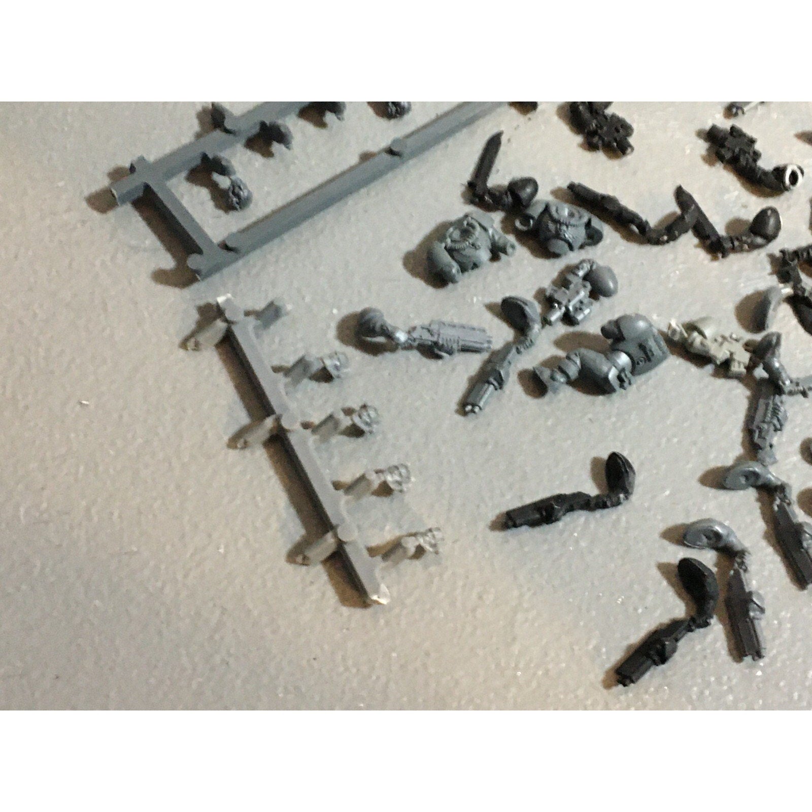 A21068 WARHAMMER 40K SPACE MARINES BITS LOT SCOUTS SHOTGUNS PISTOLS HEADS