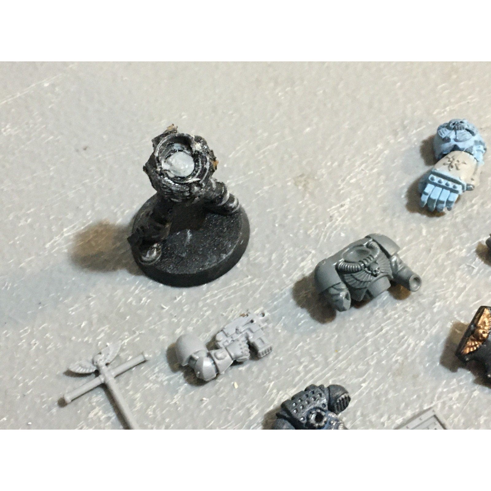 A27541 WARHAMMER 40K SPACE MARINES BITS LOT ARMS GUNS BANNER POLE GW