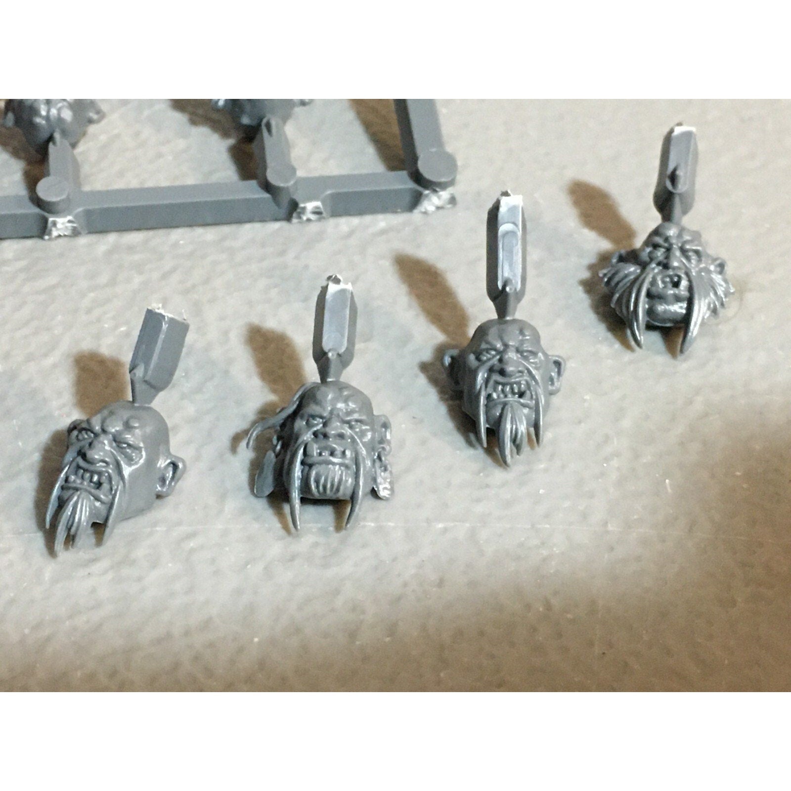 A23587 WARHAMMER AOS FANTASY OGRE KINGDOMS MAWTRIBES BITS ON SPRUE LOT HEAD PLAT