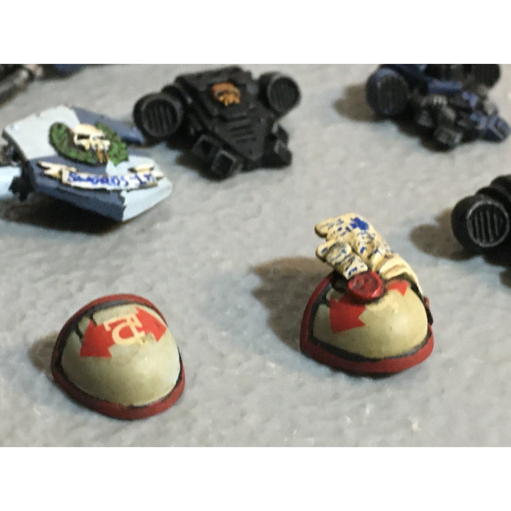A25109 WARHAMMER 40K SPACE MARINES PAINTED BITS LOT BACKPACKS BOLTERS GW