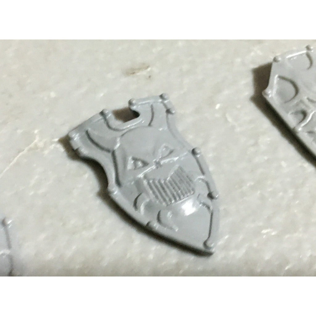 A22249 WARHAMMER FANTASY CHAOS MORTALS BITS LOT WARRIORS KNIGHTS SHIELDS GW OOP