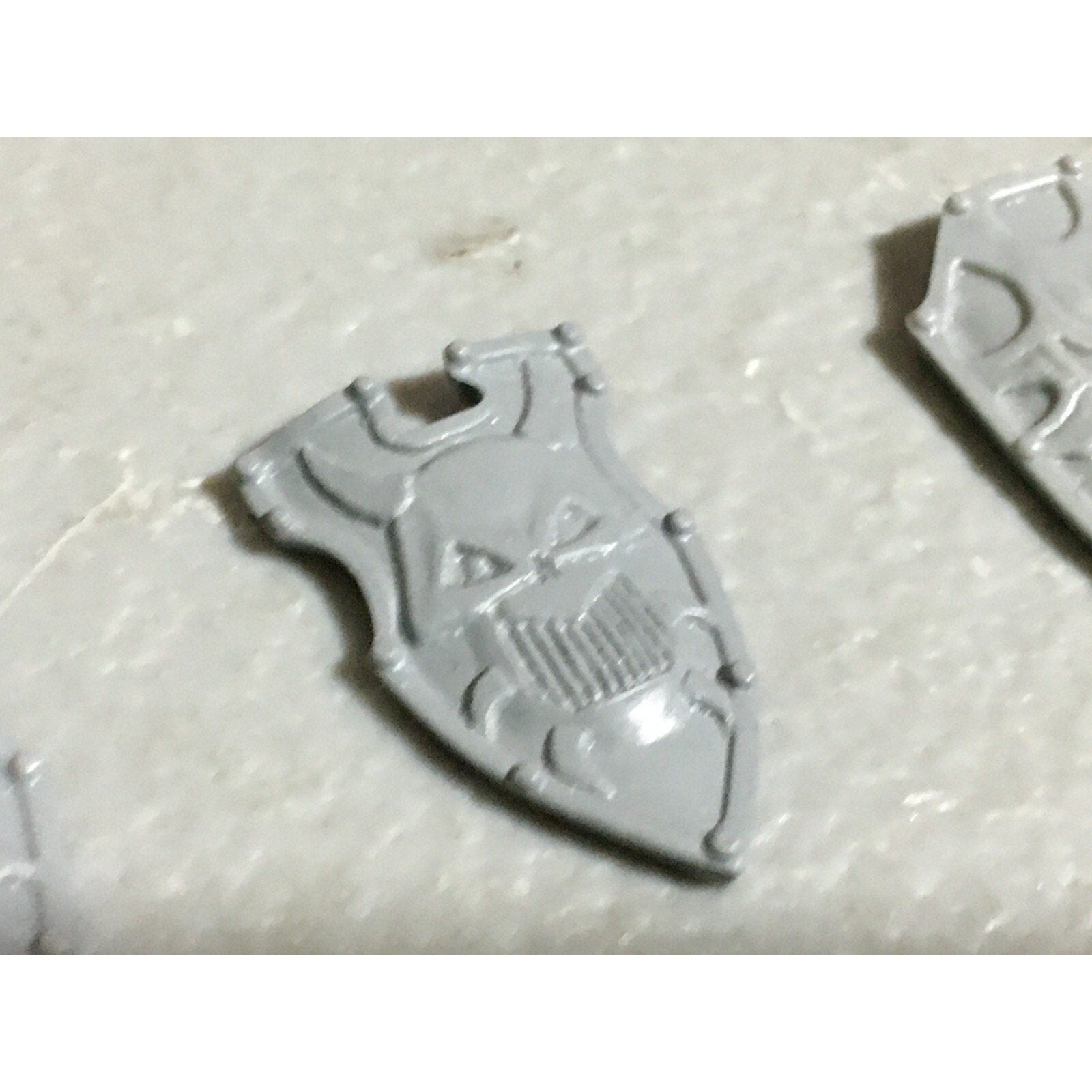 A22249 WARHAMMER FANTASY CHAOS MORTALS BITS LOT WARRIORS KNIGHTS SHIELDS GW OOP