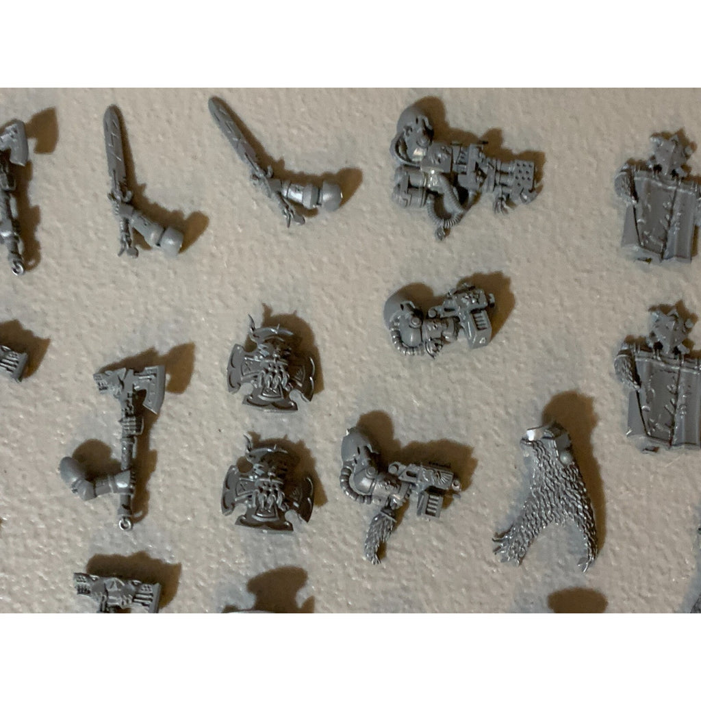 A23060 WARHAMMER 40K MARINES SPACE WOLVES HUGE BITS LOT HEADS ARMS HAMMERS GUNS