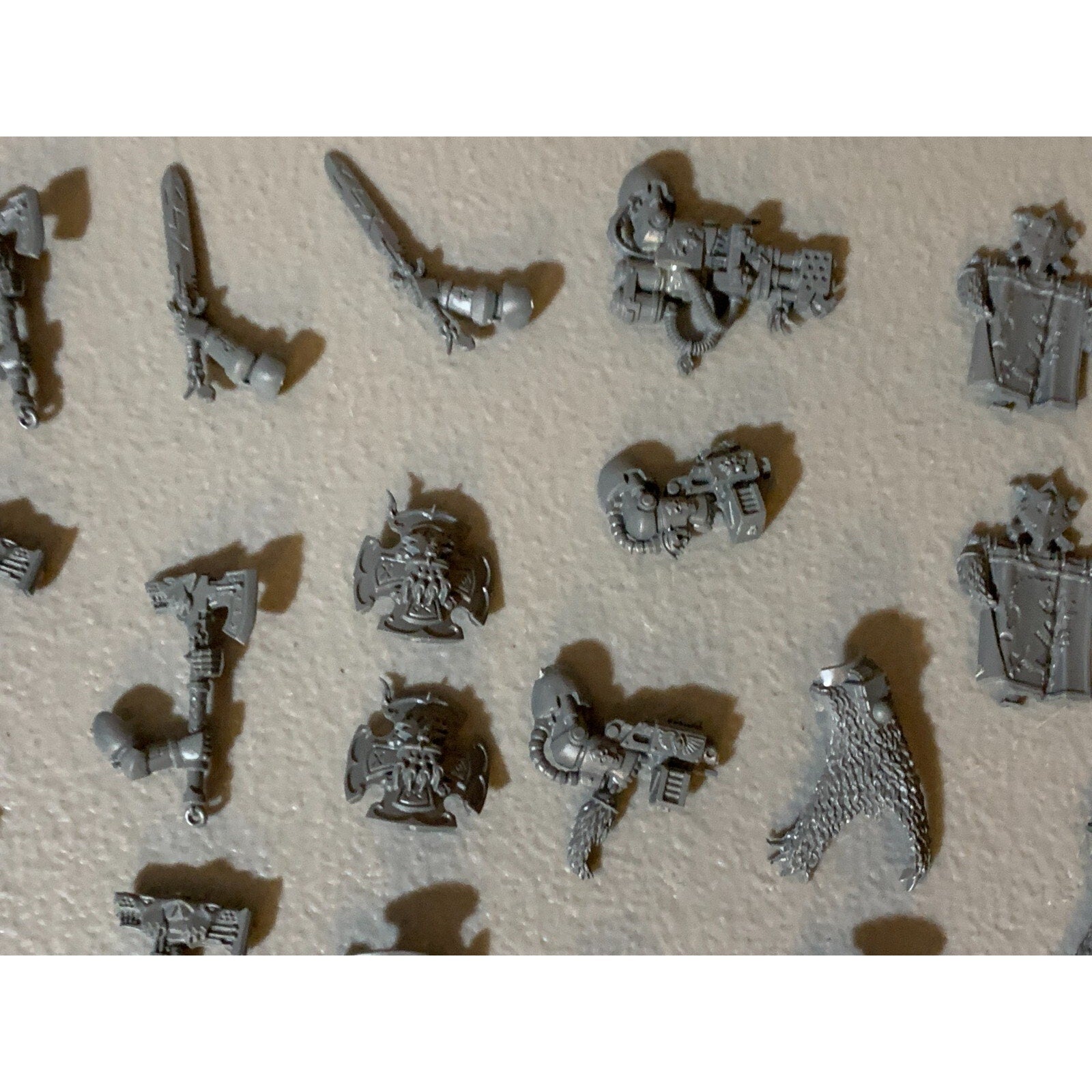 A23060 WARHAMMER 40K MARINES SPACE WOLVES HUGE BITS LOT HEADS ARMS HAMMERS GUNS
