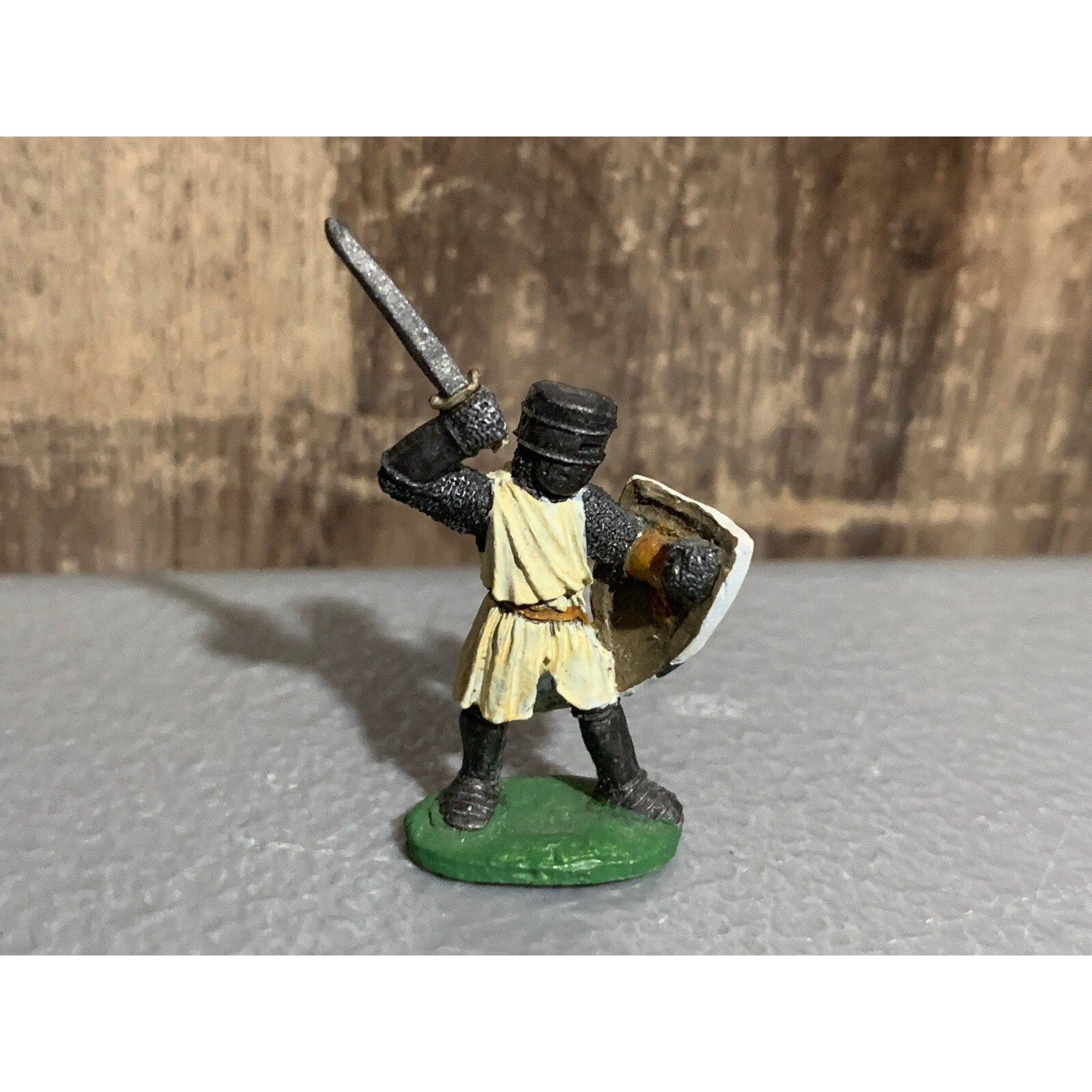 A10015 RAL PARTHA METAL OOP AVALON MAN AT ARMS SWORD RAISED FULL HELM PAINTED