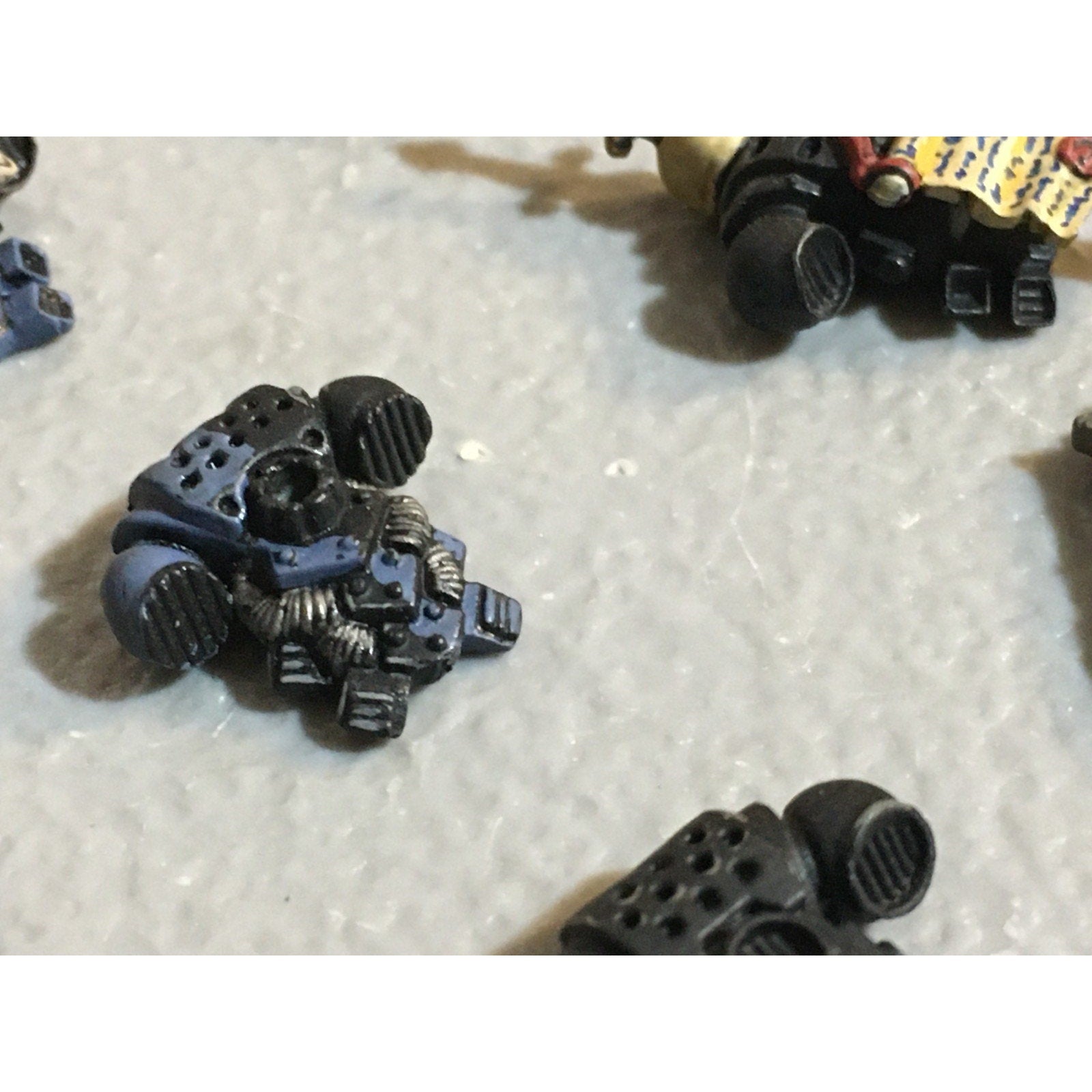 A25109 WARHAMMER 40K SPACE MARINES PAINTED BITS LOT BACKPACKS BOLTERS GW