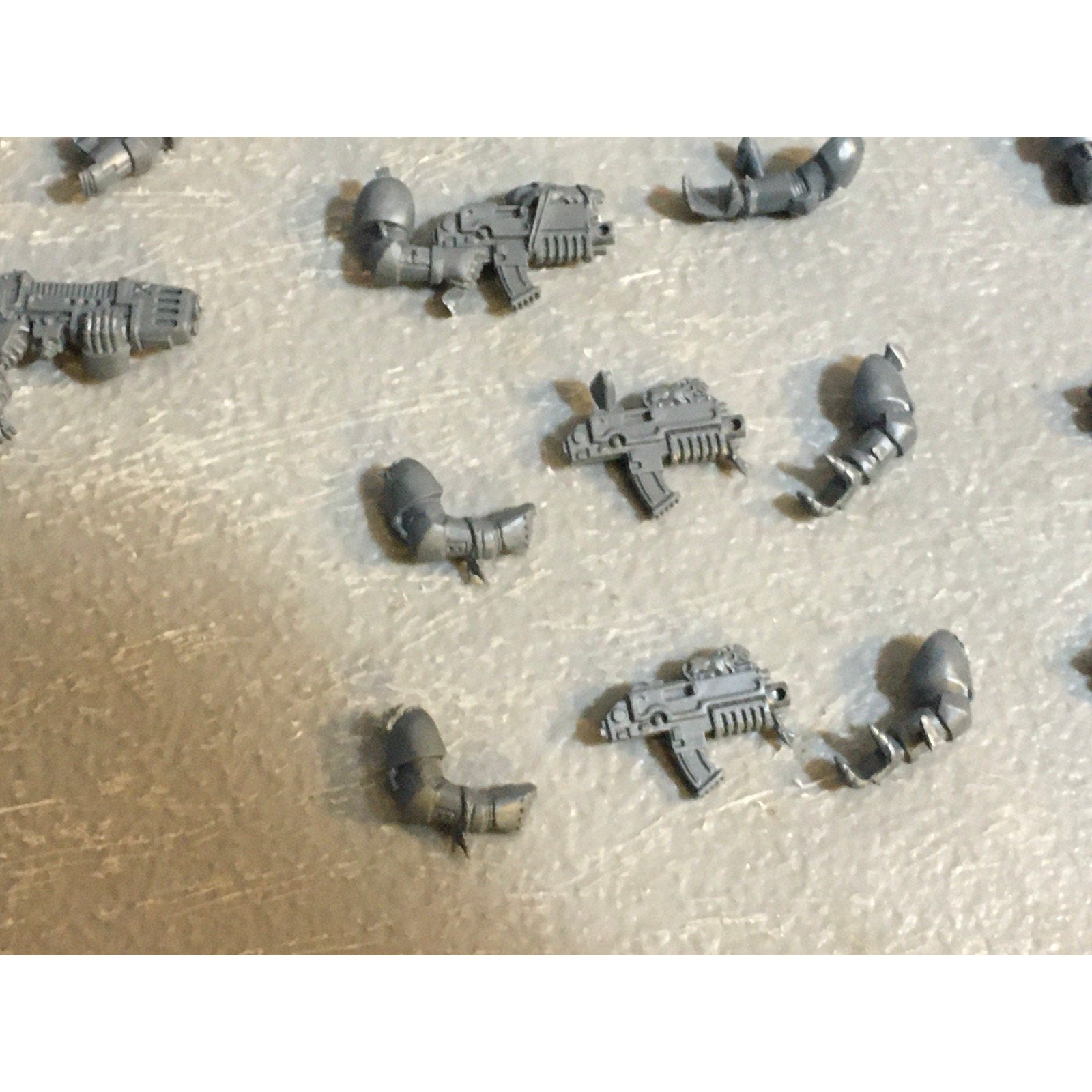 A29737 WARHAMMER 40K SPACE MARINES WOLVES BITS LOT BOLTERS PLASMA AXE ARMS GW