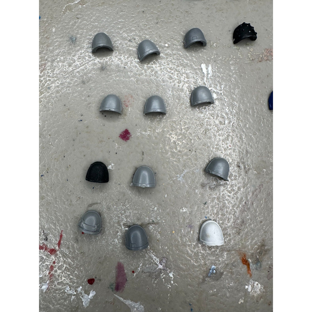 A23105 WARHAMMER 40K SPACE MARINES BITS LOT SHOULDER PADS 25 PACK