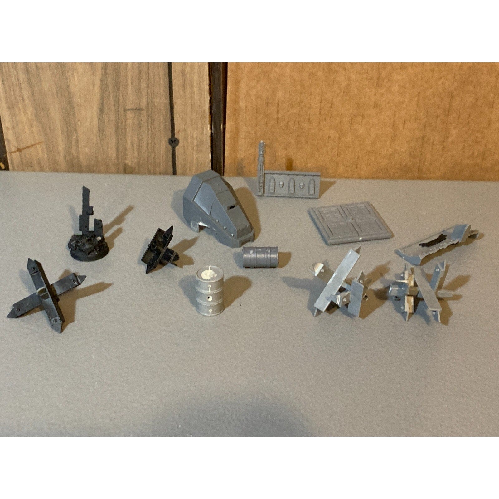 A23059 WARHAMMER 40K TERRAIN BITS LOT BARRICADES BARREL