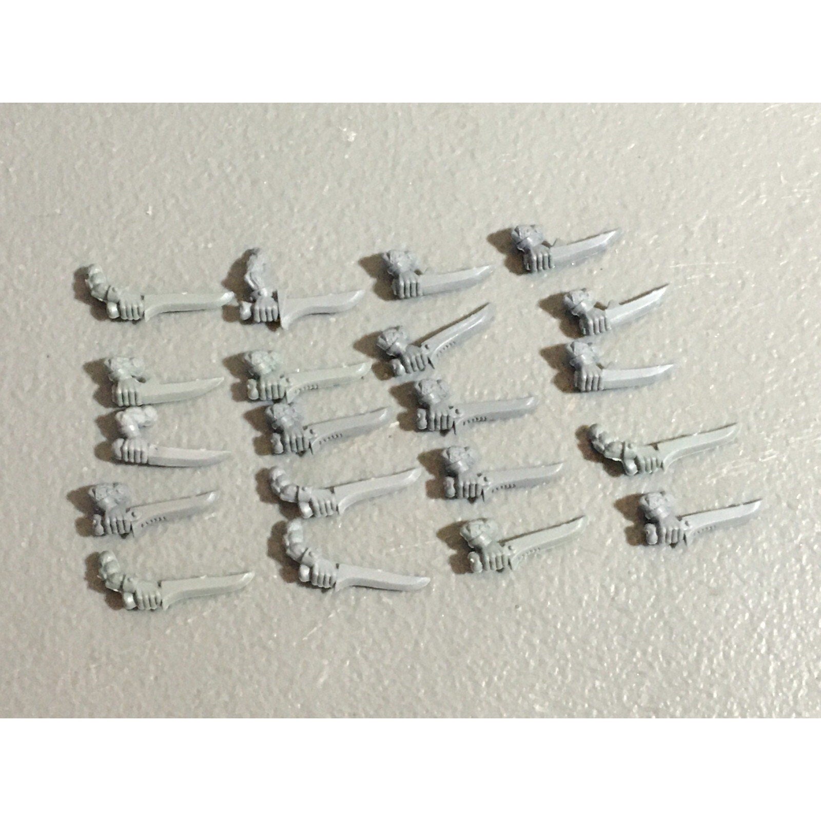 A22298 WARHAMMER FANTASY SKAVEN BITS LOT SWORD ARMS GAMES WORKSHOP GW