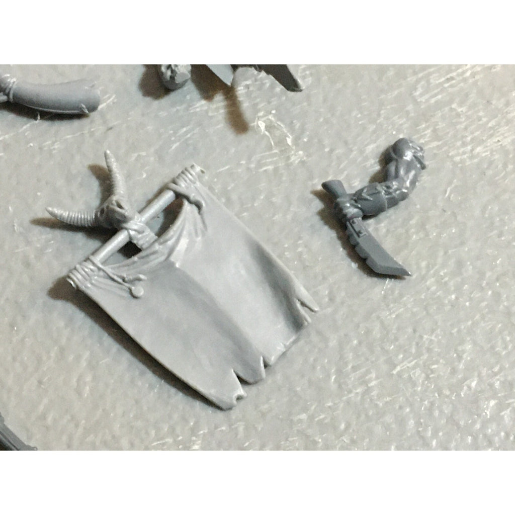 A23129 WARHAMMER FANTASY CHAOS BEASTMEN BITS LOT GORS BANNERS ARMS GW