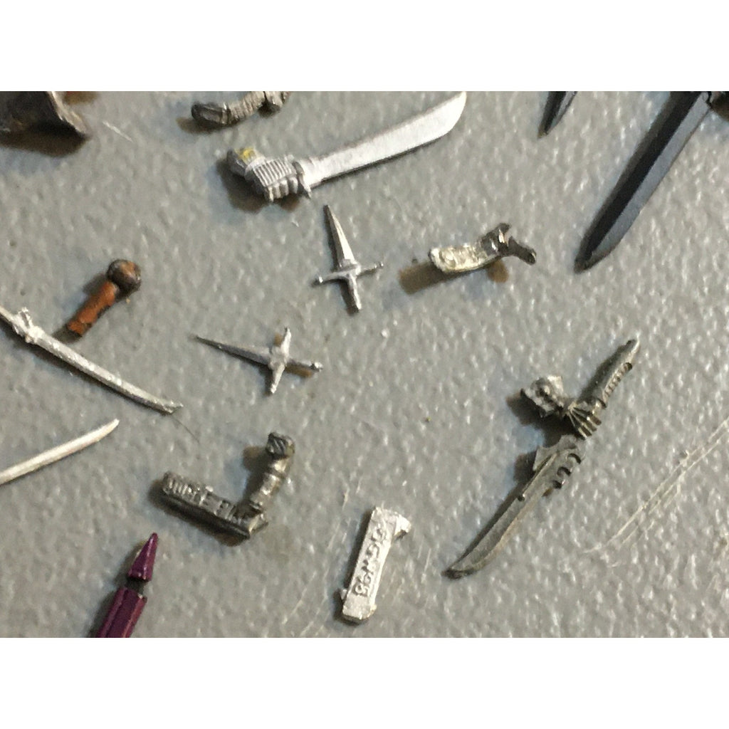 A32593 UNKNOWN MINIATURES METAL BITS LOT SWORD HEAD THRONE WEAPON CAPTAIN