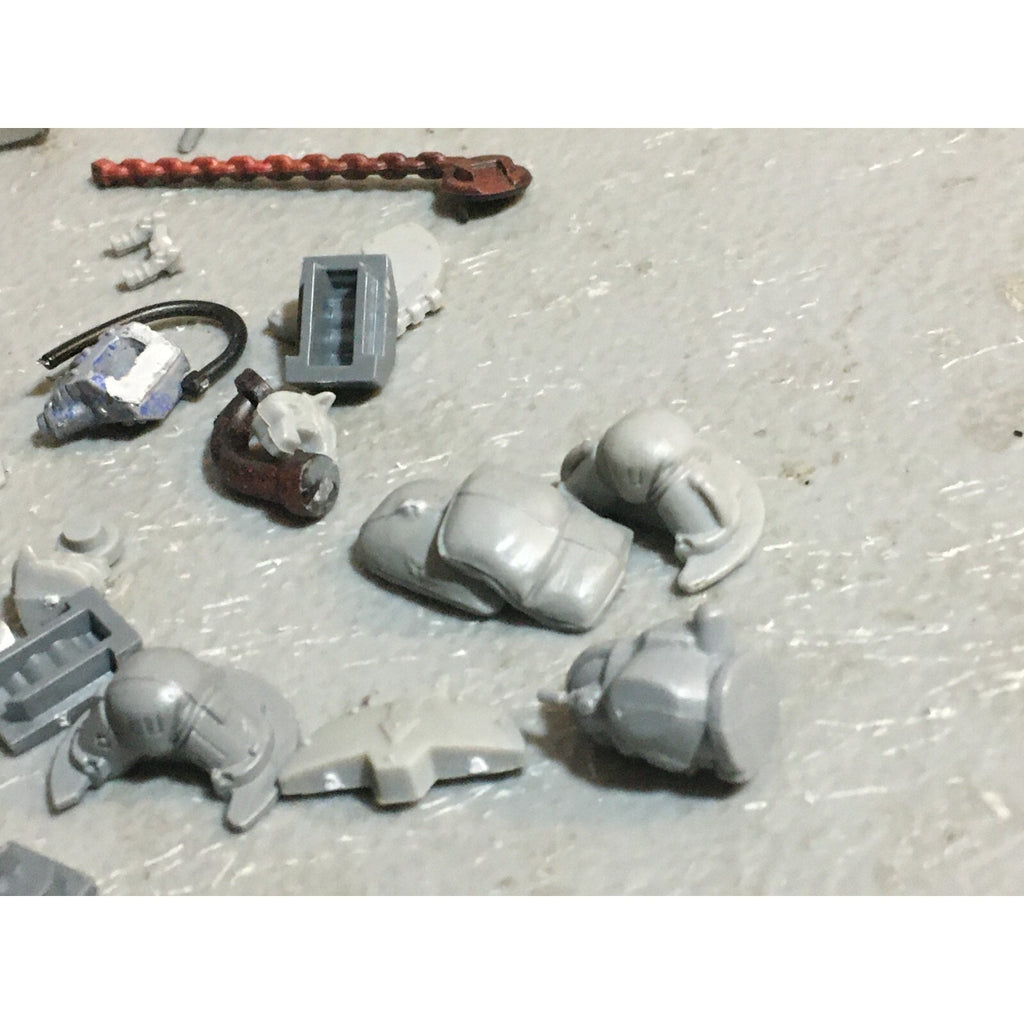 A18517 WARHAMMER 40K SPACE MARINES VEHICLE BITS & CAPTAIN MISS SWORD HAND GW