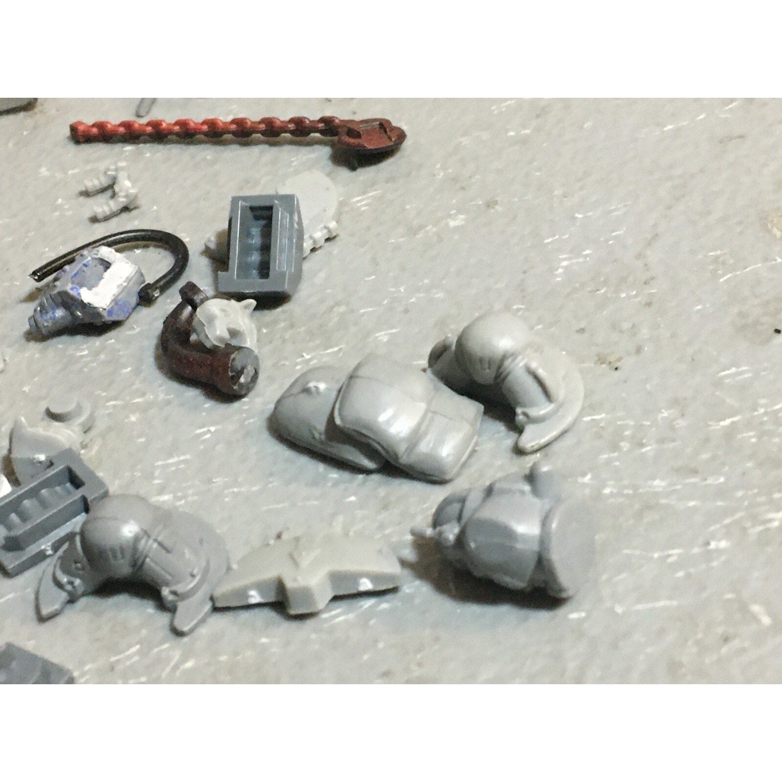 A18517 WARHAMMER 40K SPACE MARINES VEHICLE BITS & CAPTAIN MISS SWORD HAND GW