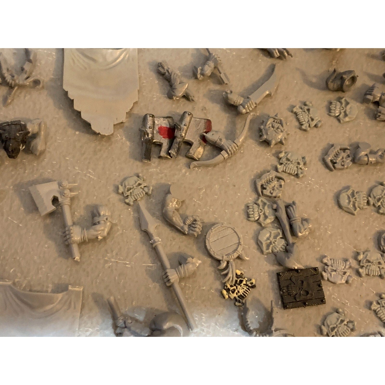 A23337 WARHAMMER FANTASY AOS ORCS GOBLINS BITS LOT SHIELDS ARMS STANDARD GW