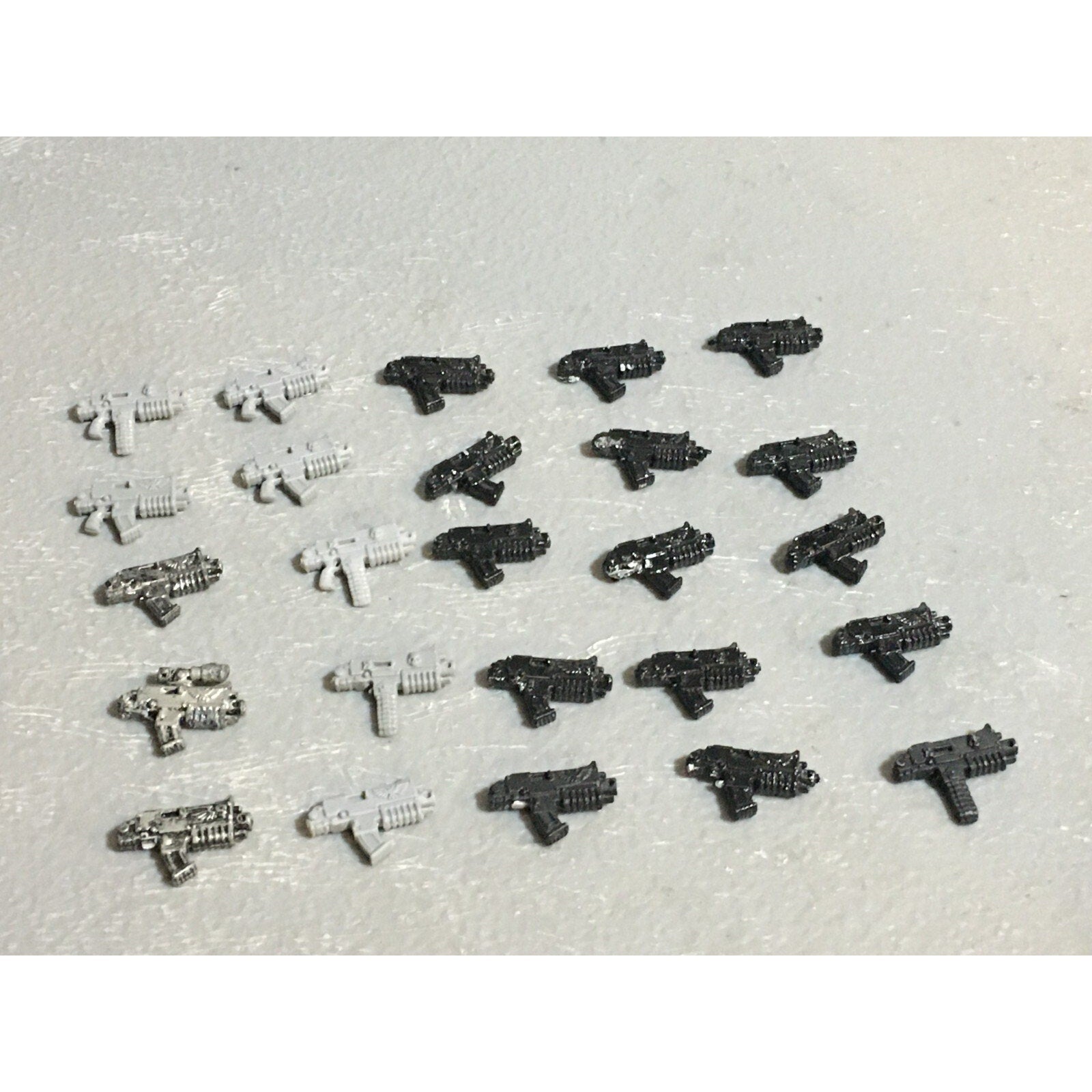 A22959 WARHAMMER 40K SPACE MARINES BITS LOT BOLTERS GAMES WORKSHOP GW