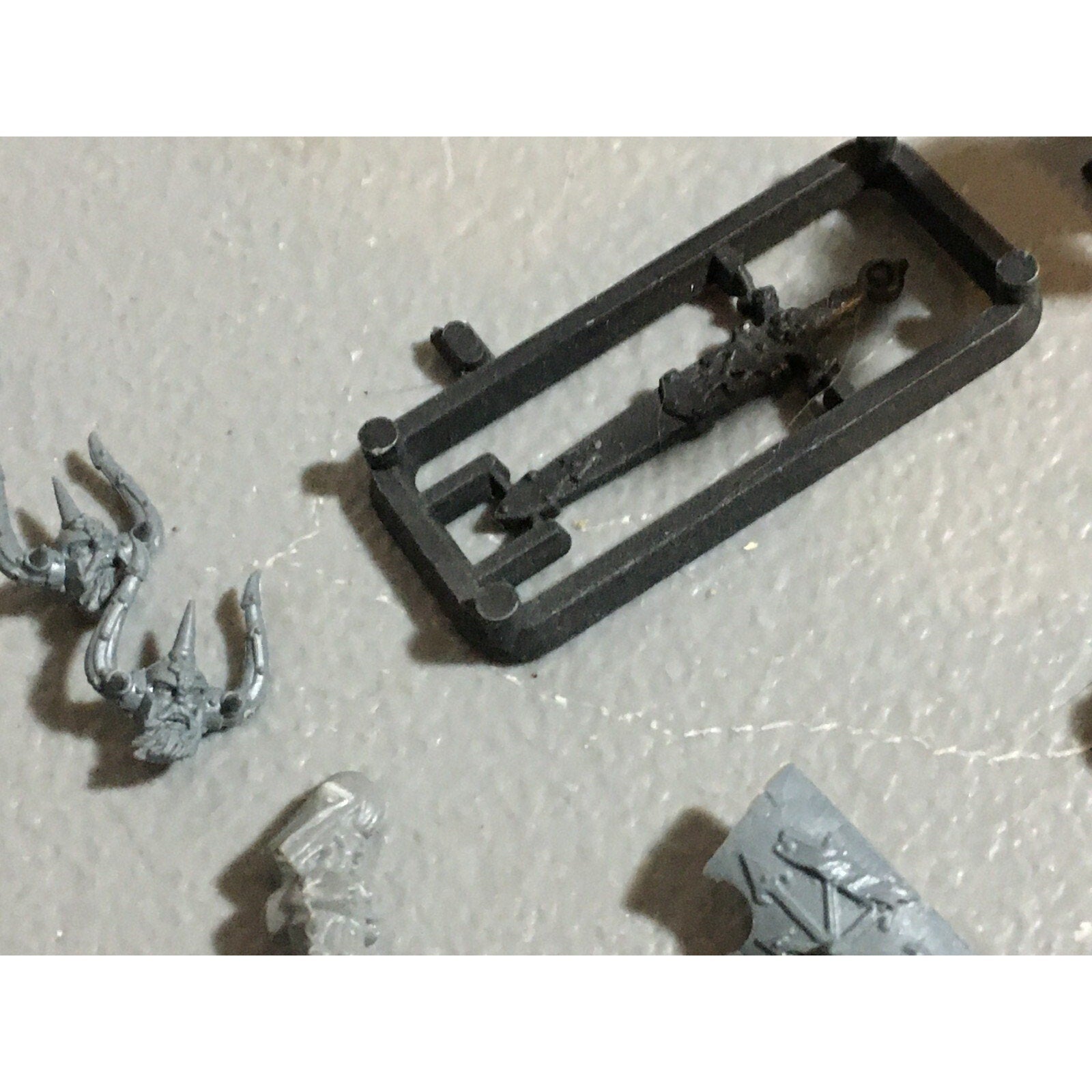 A21064 WARHAMMER FANTASY CHAOS MORTALS BITS LOT MARAUDERS WARRIORS FLAILS HEADS