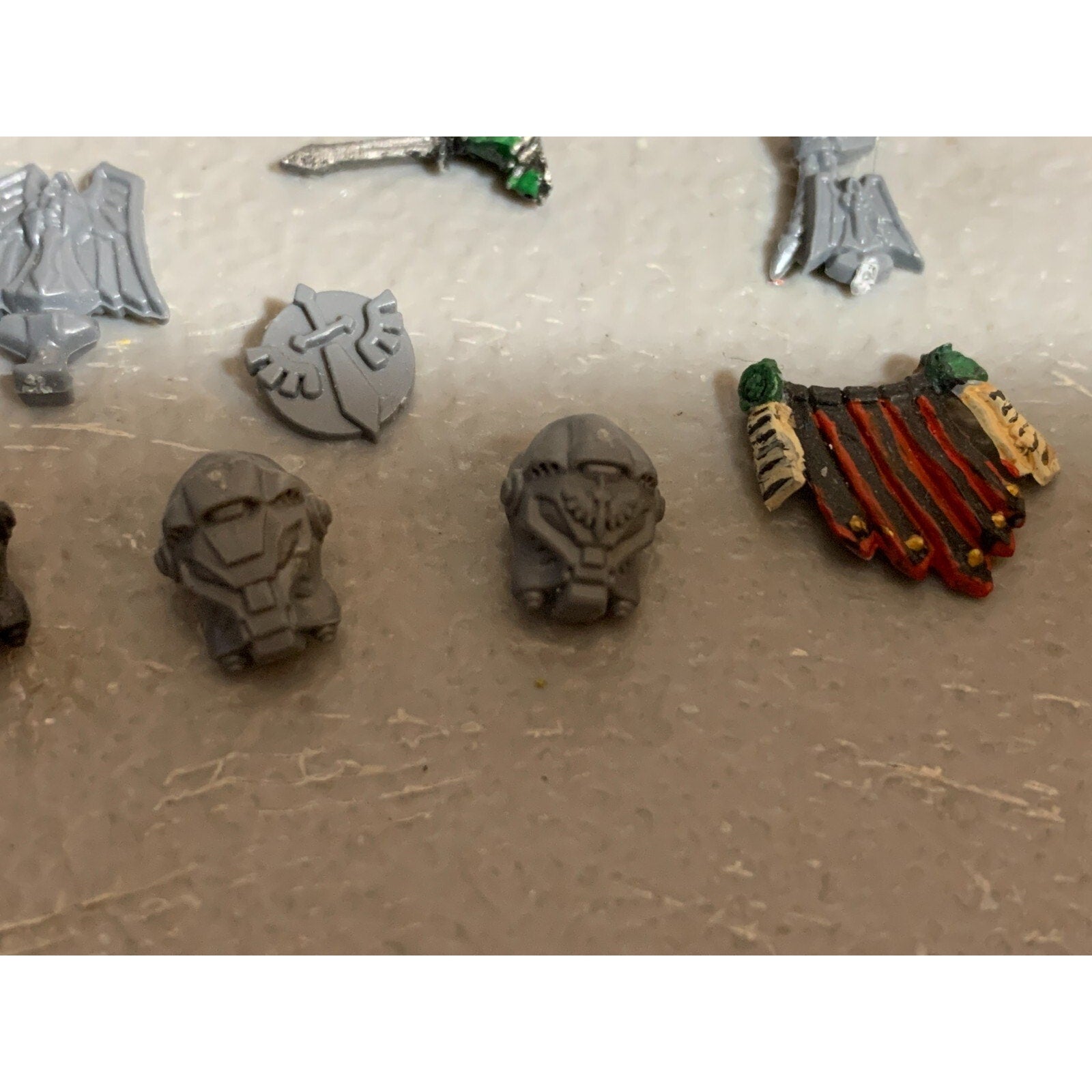 A23303 WARHAMMER 40K SPACE MARINES DARK ANGELS BITS LOT TERMINATOR HEADS 1 METAL