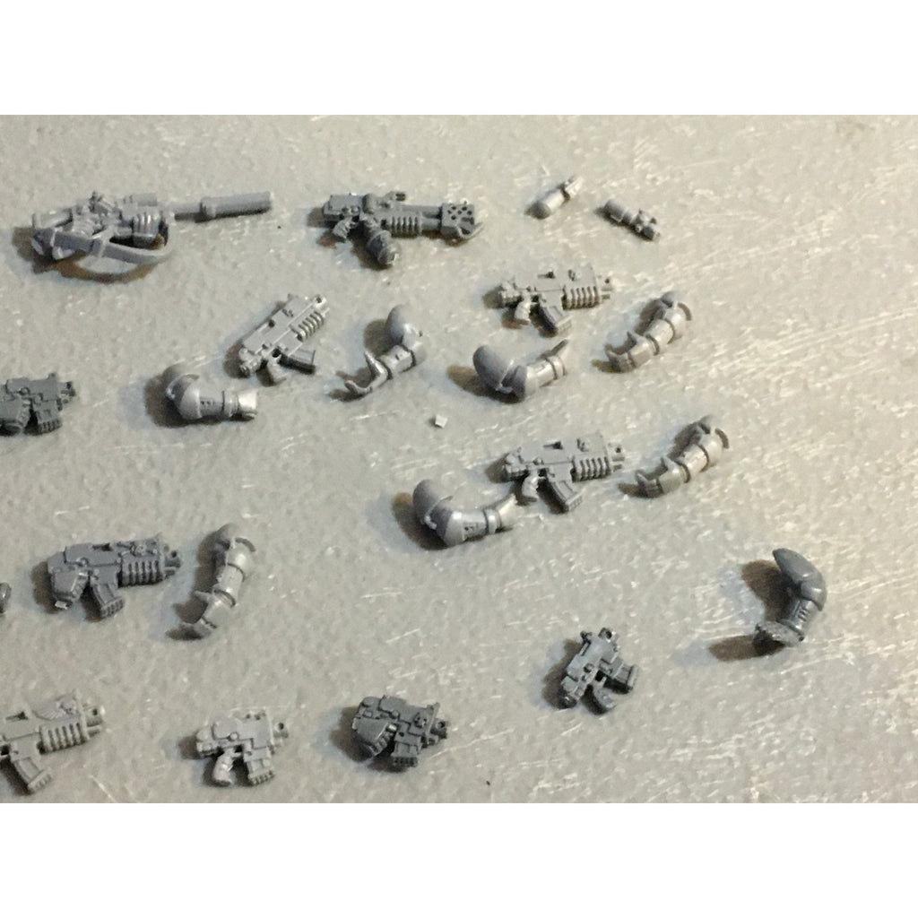 A29482 WARHAMMER 40K SPACE MARINES BITS LOT ARMS BOLTERS HEADS GW