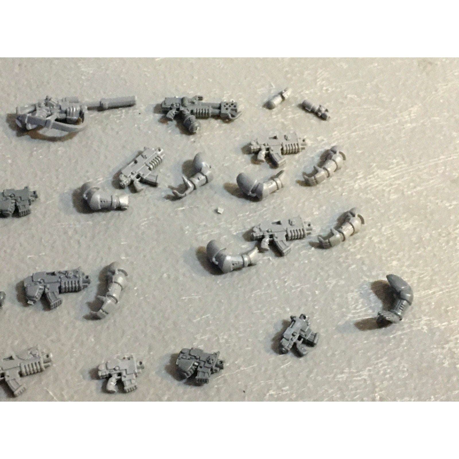 A29482 WARHAMMER 40K SPACE MARINES BITS LOT ARMS BOLTERS HEADS GW