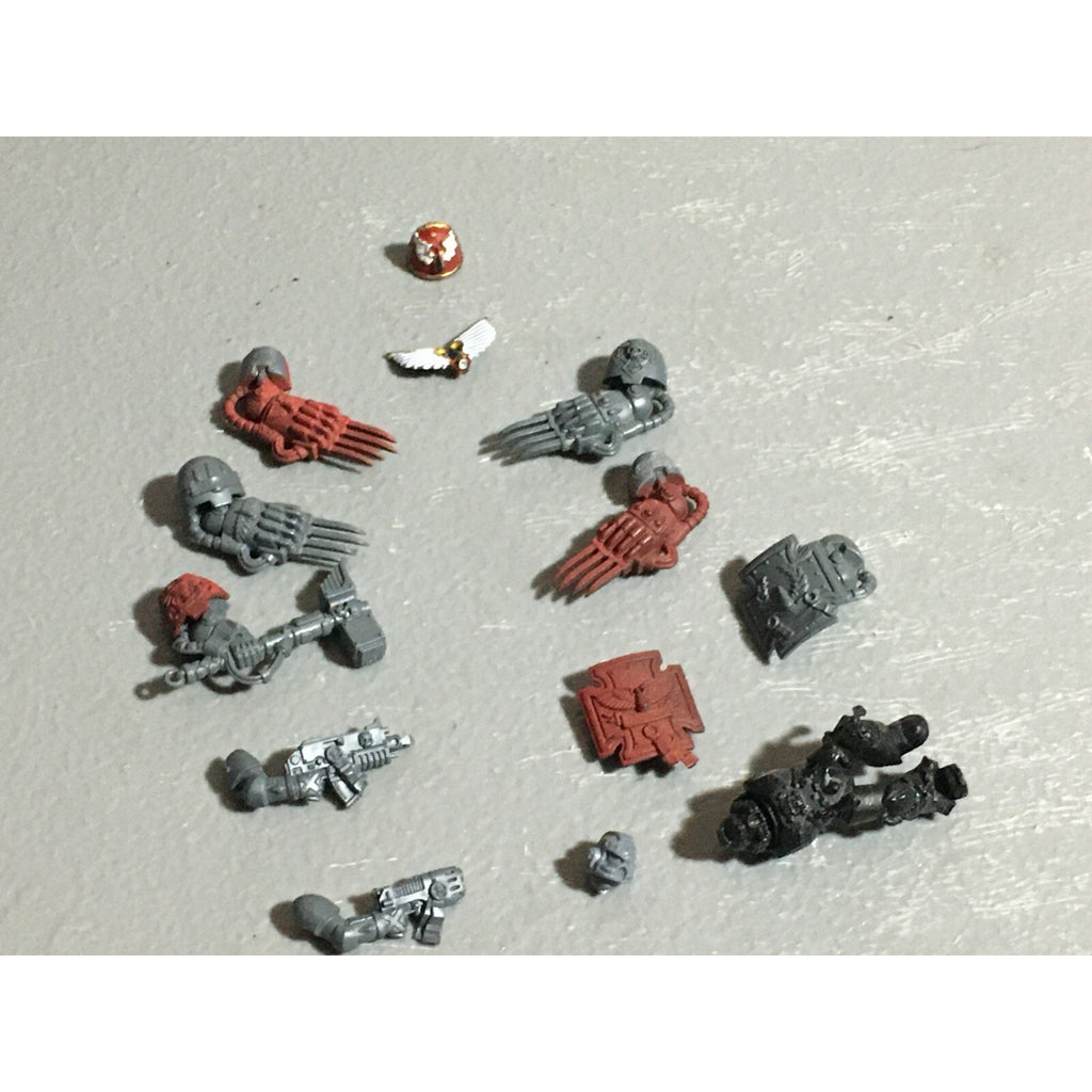 A22597 WARHAMMER SPACE MARINES BLOOD ANGELS MIXED CLAWS SHIELD BITS LOT GW