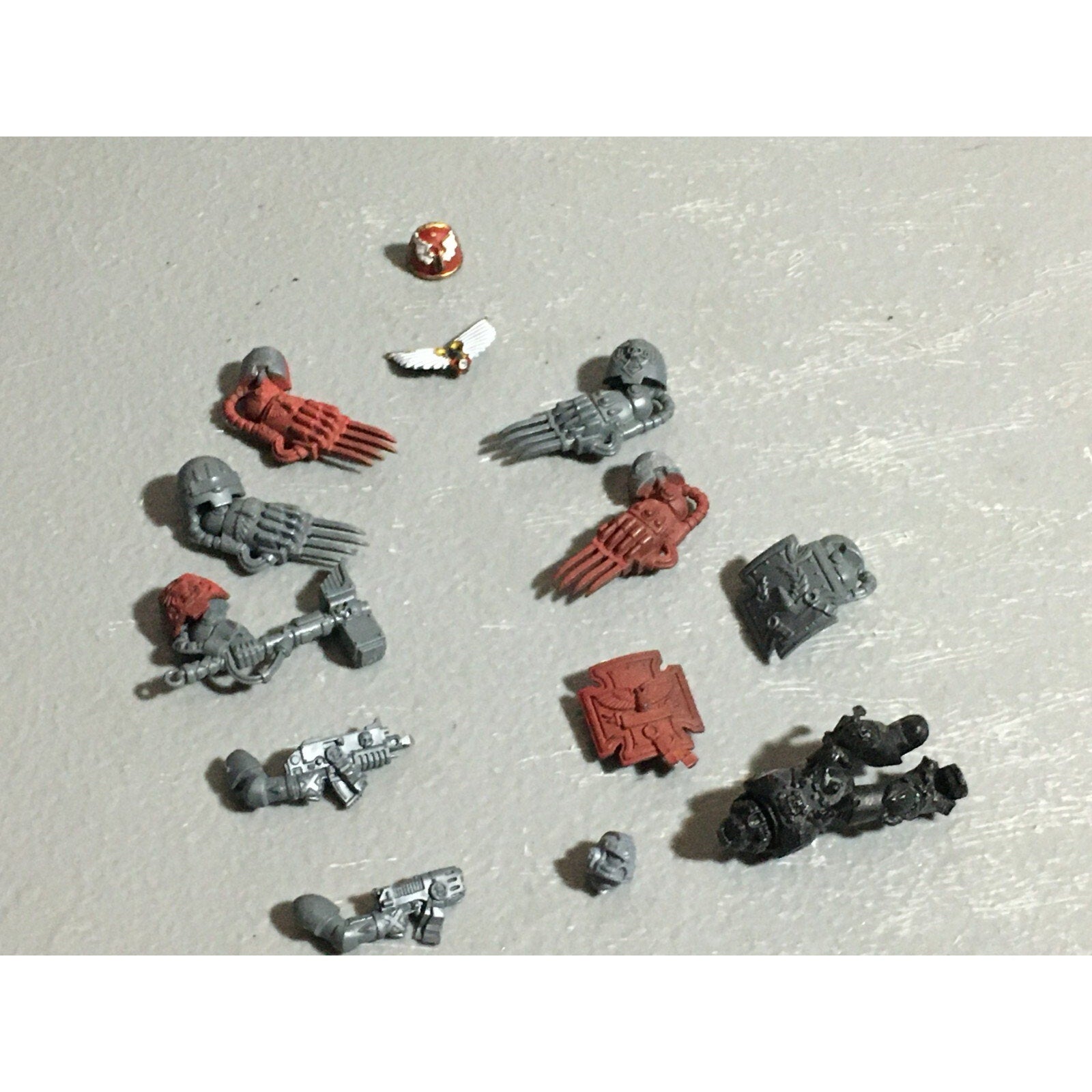 A22597 WARHAMMER SPACE MARINES BLOOD ANGELS MIXED CLAWS SHIELD BITS LOT GW