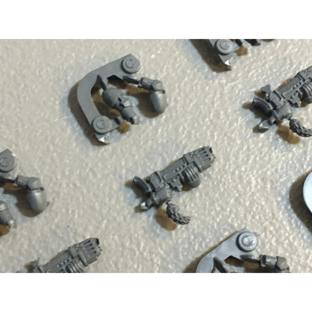 A29732 WARHAMMER 40K SPACE MARINES WOLVES BITS LOT PLAMSA GUNS W ARMS GW