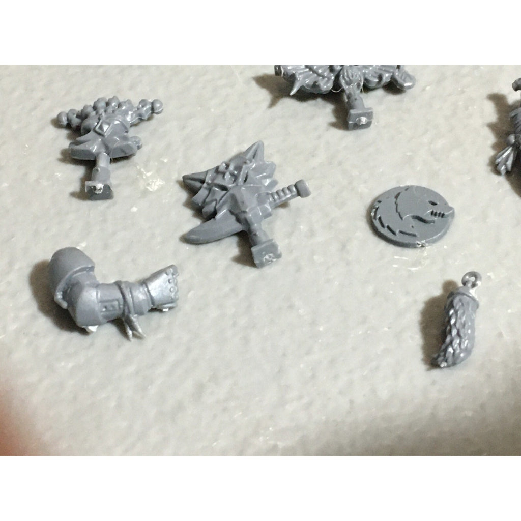 A22559 WARHAMMER 40K SPACE MARINES WOLVES BITS LOT BANNER ACCESSORY SHIELD GW
