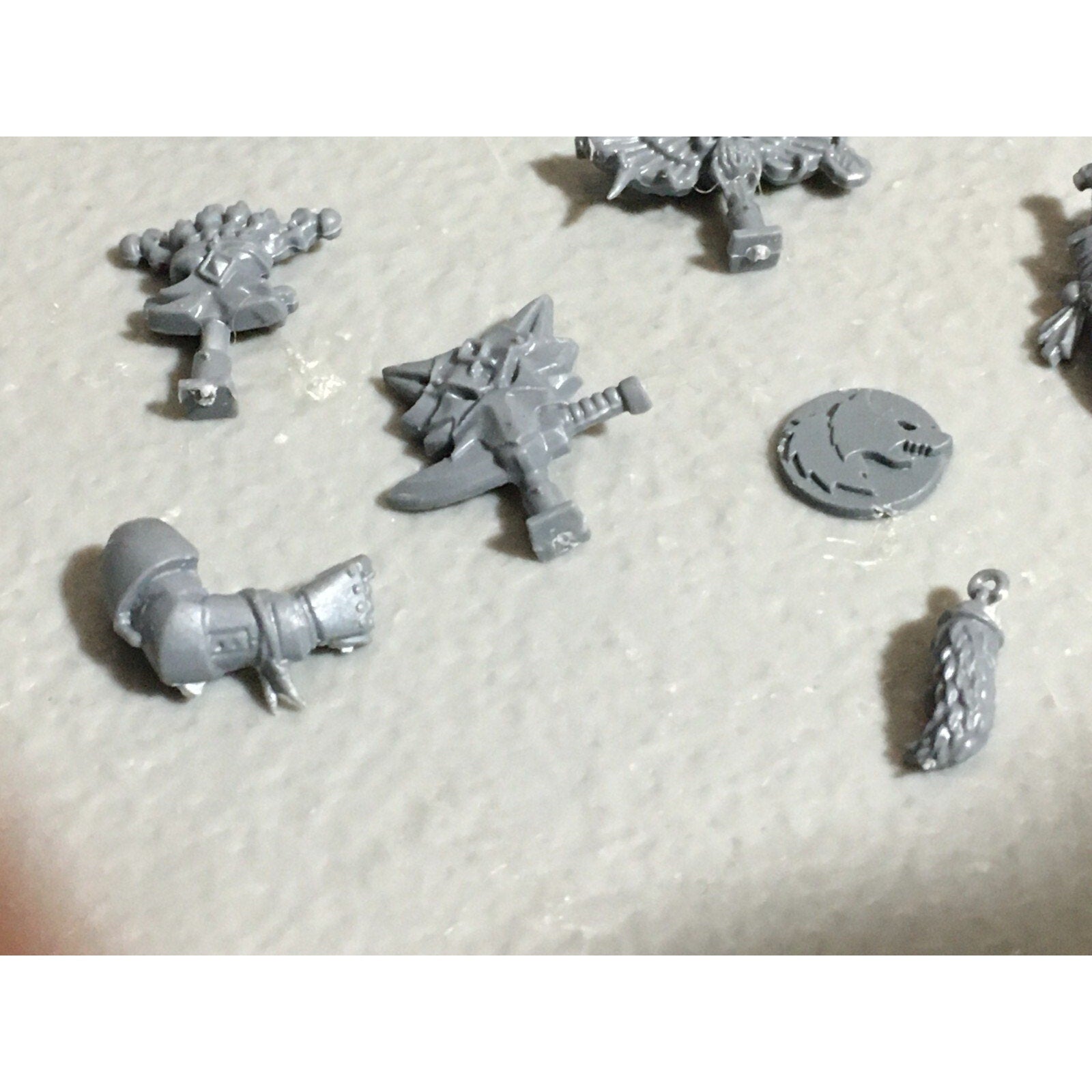 A22559 WARHAMMER 40K SPACE MARINES WOLVES BITS LOT BANNER ACCESSORY SHIELD GW