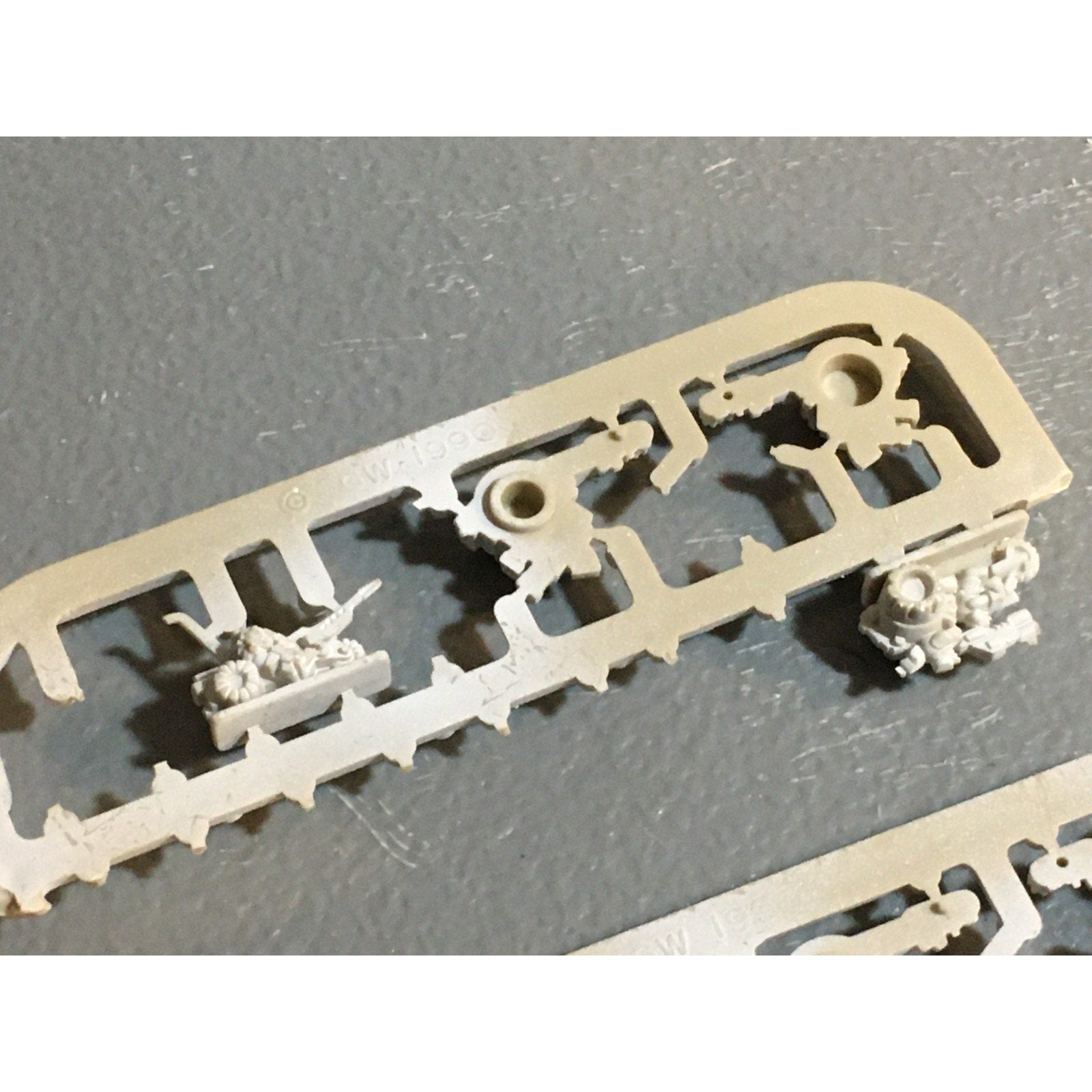 A24558 EPIC 40K SPACE MARINES SQUATS TRIKES THUDD GUNS ON SPRUE GW