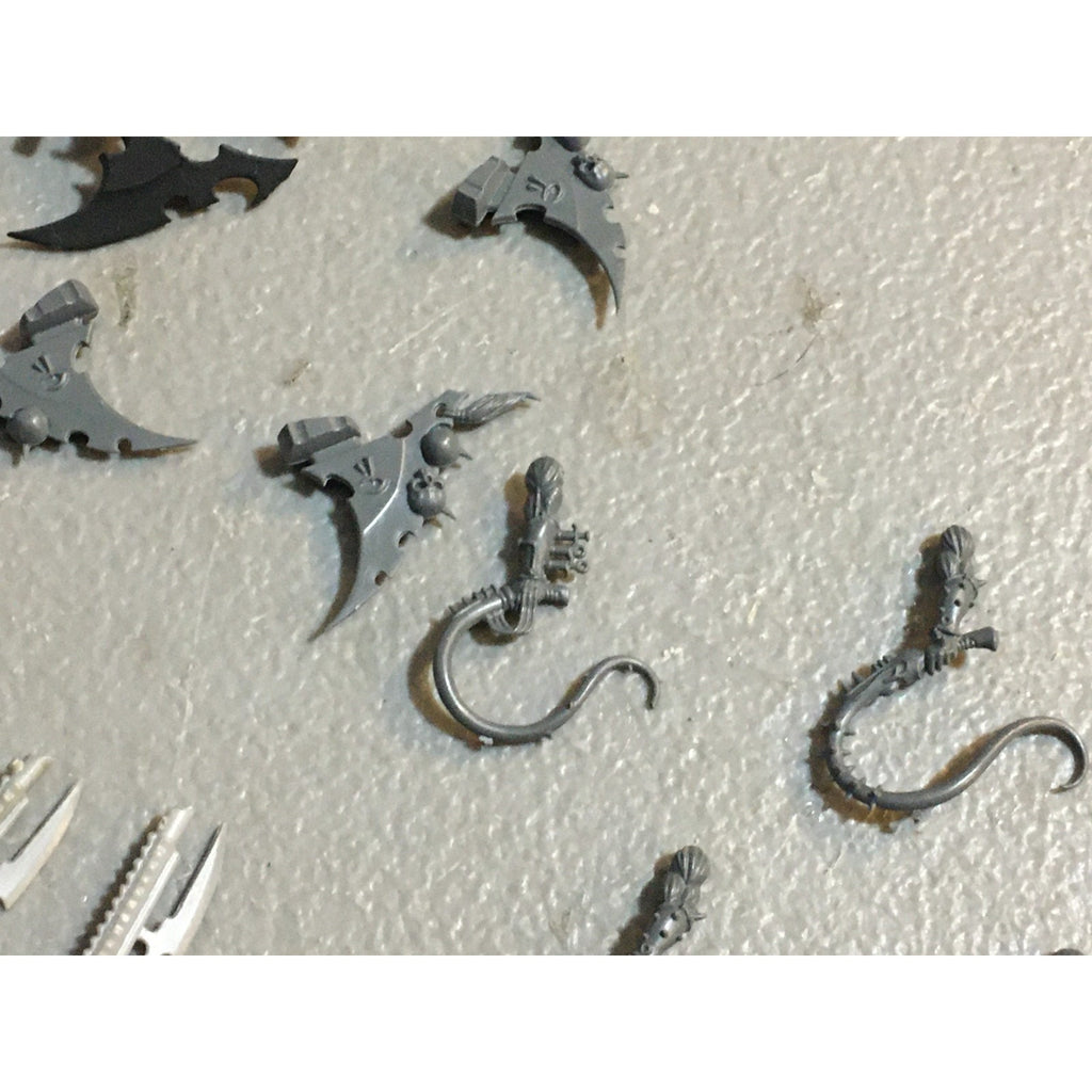 A27444 WARHAMMER 40K DARK ELDAR BITS LOT ARMS HANDS BLADE GW