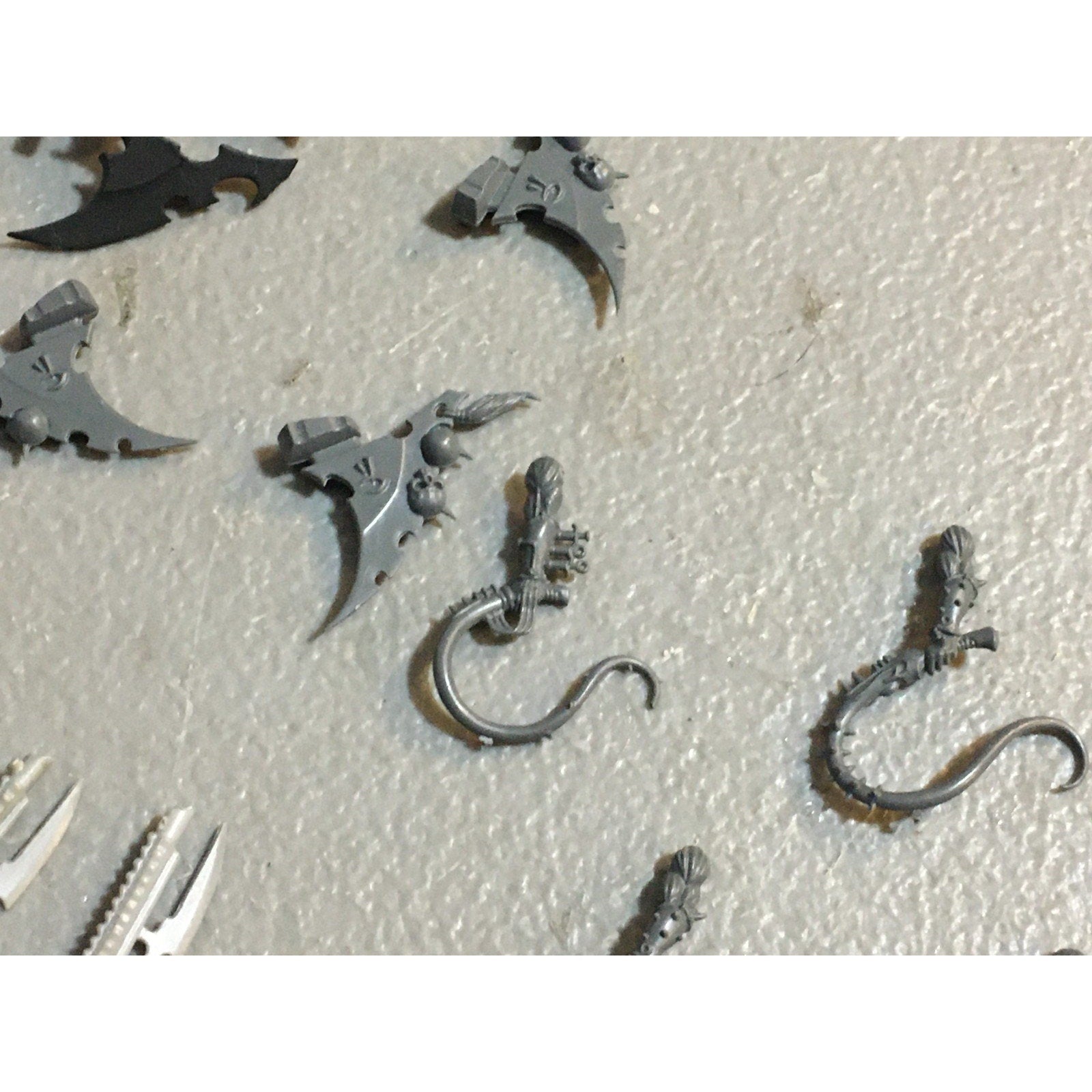 A27444 WARHAMMER 40K DARK ELDAR BITS LOT ARMS HANDS BLADE GW