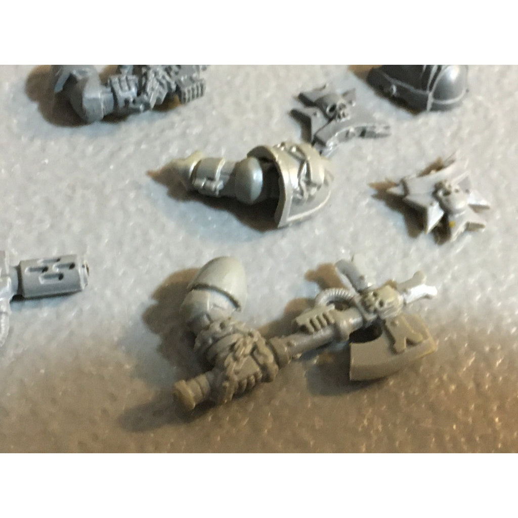 A25040 WARHAMMER 40K SPACE MARINES BLACK TEMPLARS BITS LOT ICONS PISTOLS ARMS GW
