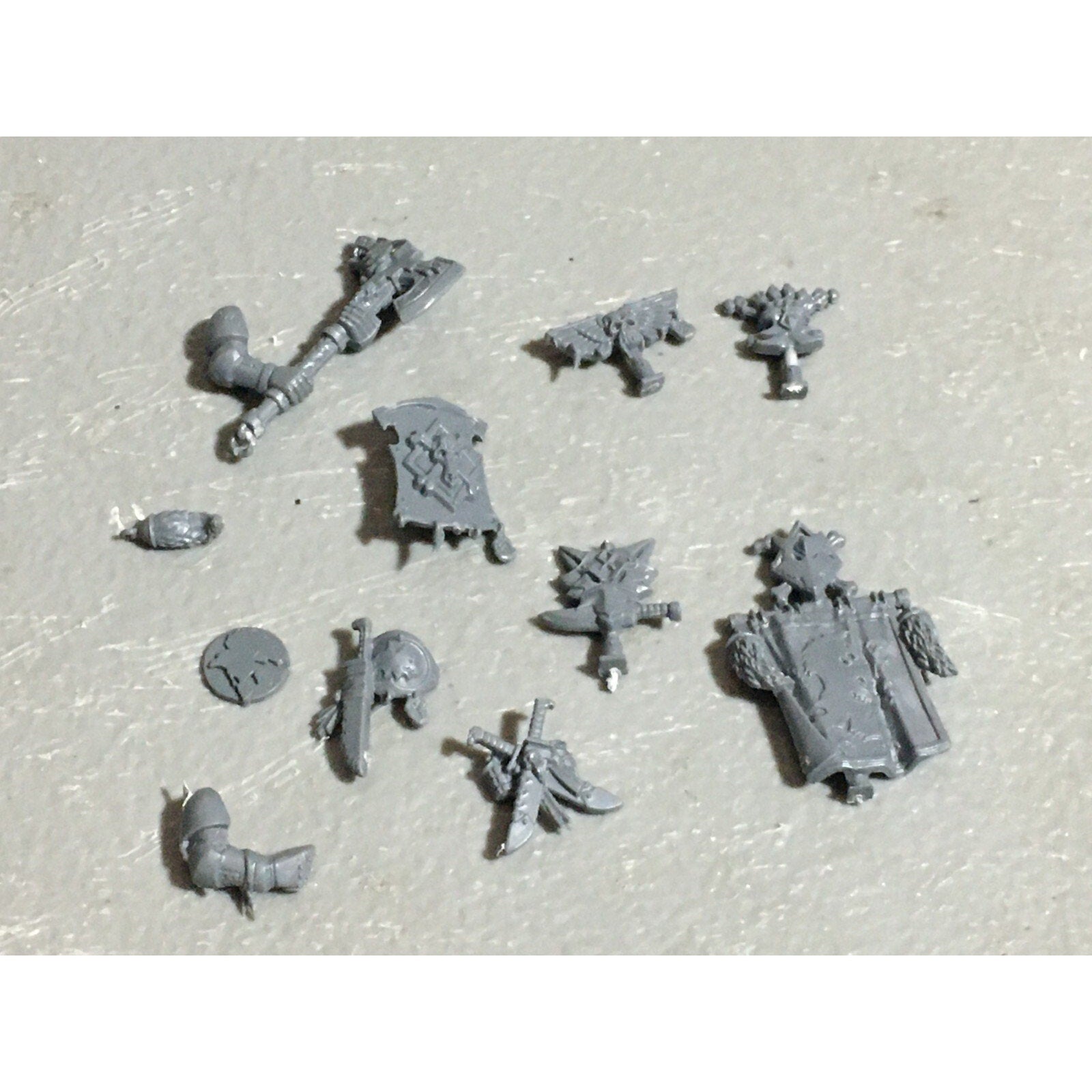A22558 WARHAMMER 40K SPACE MARINES WOLVES BITS LOT BANNER ACCESSORY SHIELD GW
