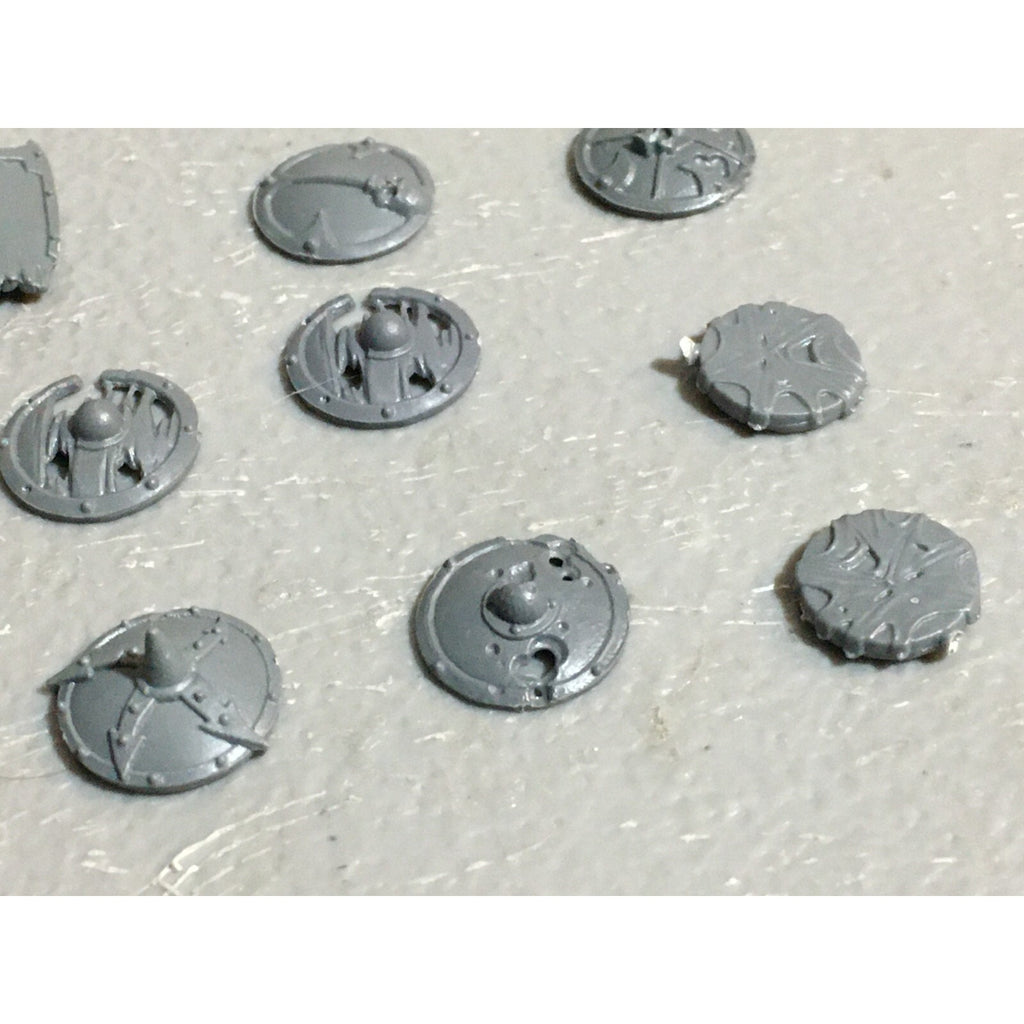 A23458 WARHAMMER FANTASY VAMPIRE COUNTS UNDEAD BITS LOT SHIELDS GW