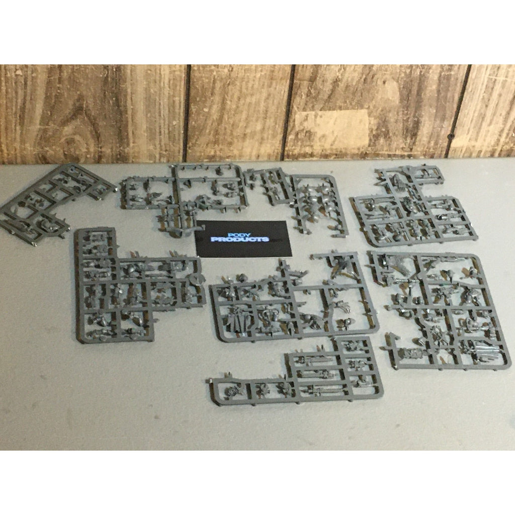 A33676 WARHAMMER 40K SPACE MARINES WOLVES BITS ON SPRUE LOT FIRSTBORN GW