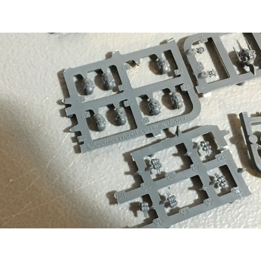 A20144 WARHAMMER 40K BITS LOT SPACE MARINES ON SPRUE HEADS ARMS