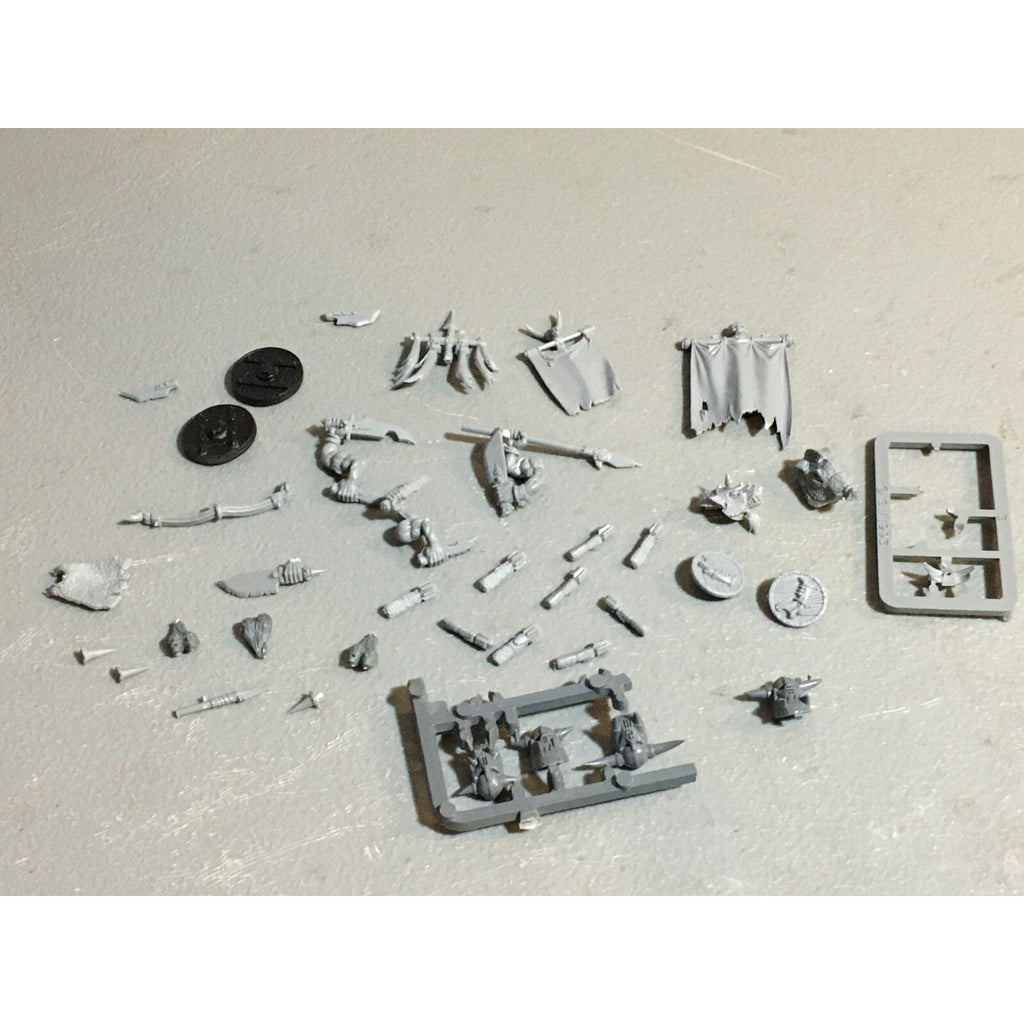 A23398 WARHAMMER FANTASY ORCS & GOBLINS BITS LOT MIXED ACCESSORIES BANNER HEADS